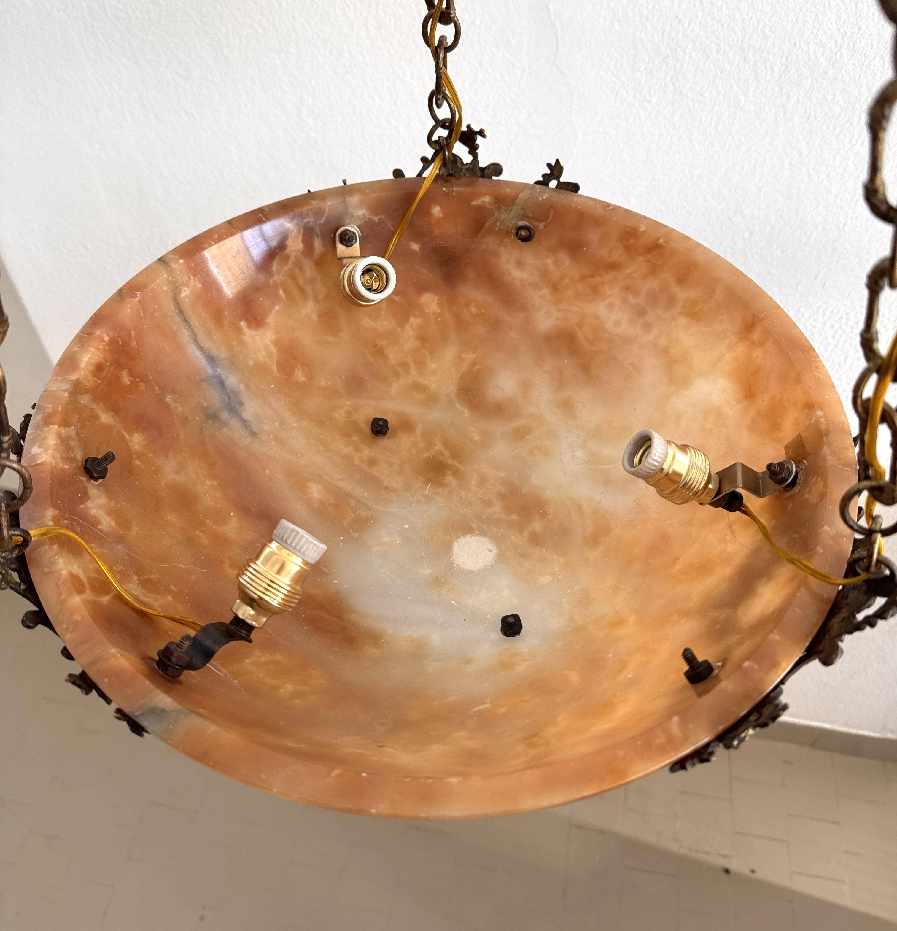 Lampadario Art Deco italiano in alabastro con farfalla in ferro battuto e catena in vendita 8