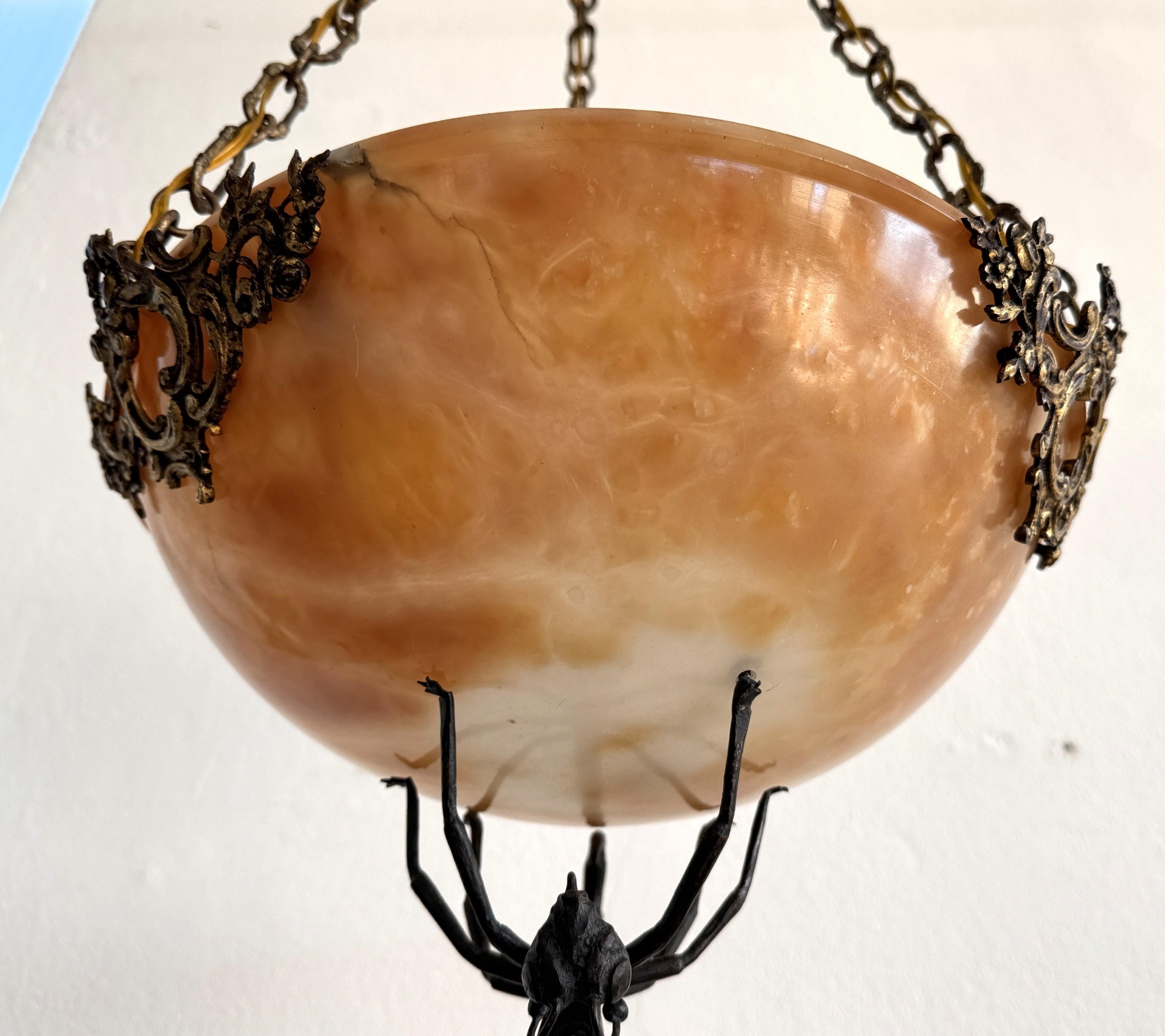 Lampadario Art Deco italiano in alabastro con farfalla in ferro battuto e catena in vendita 9