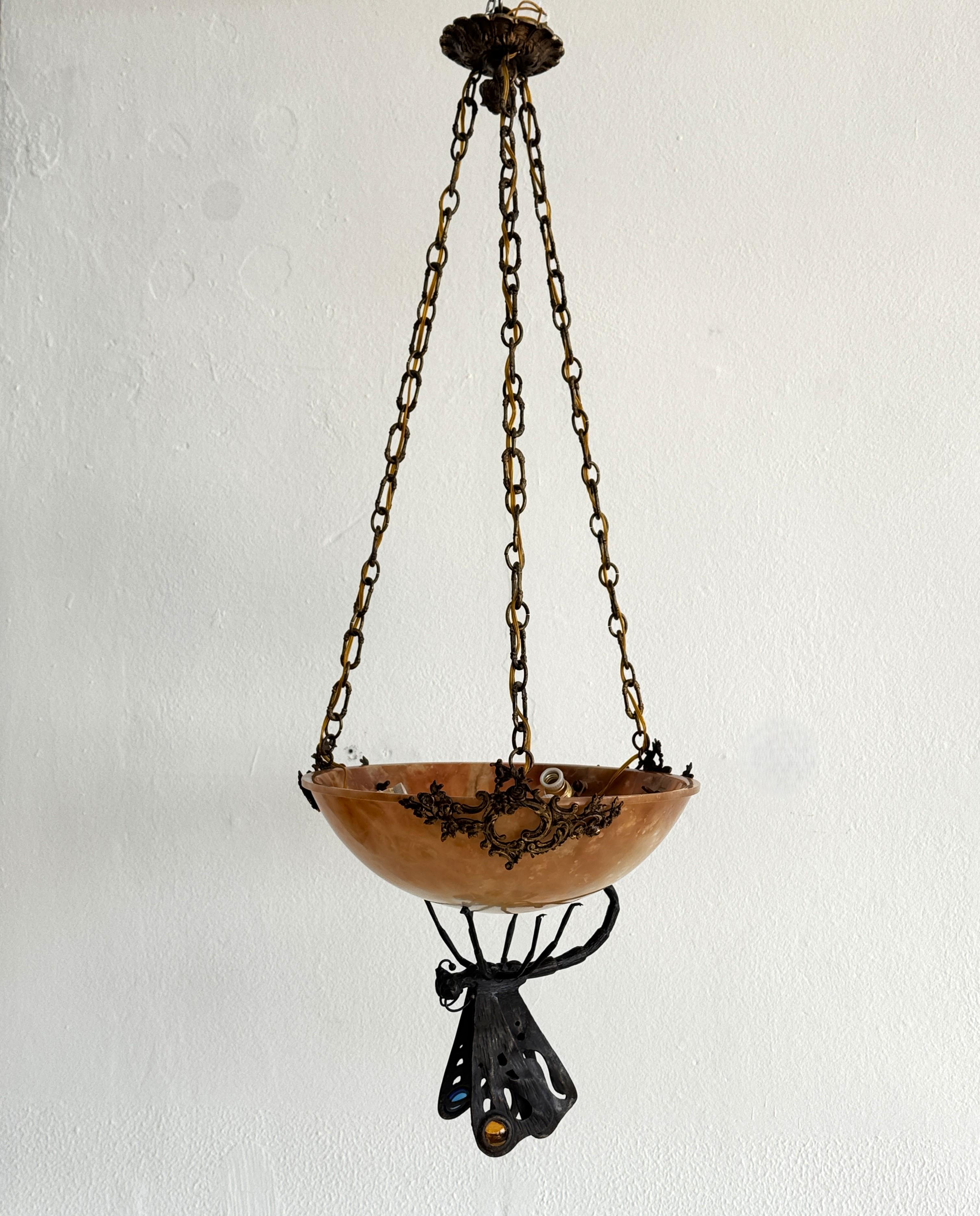 Lampadario Art Deco italiano in alabastro con farfalla in ferro battuto e catena in vendita 10