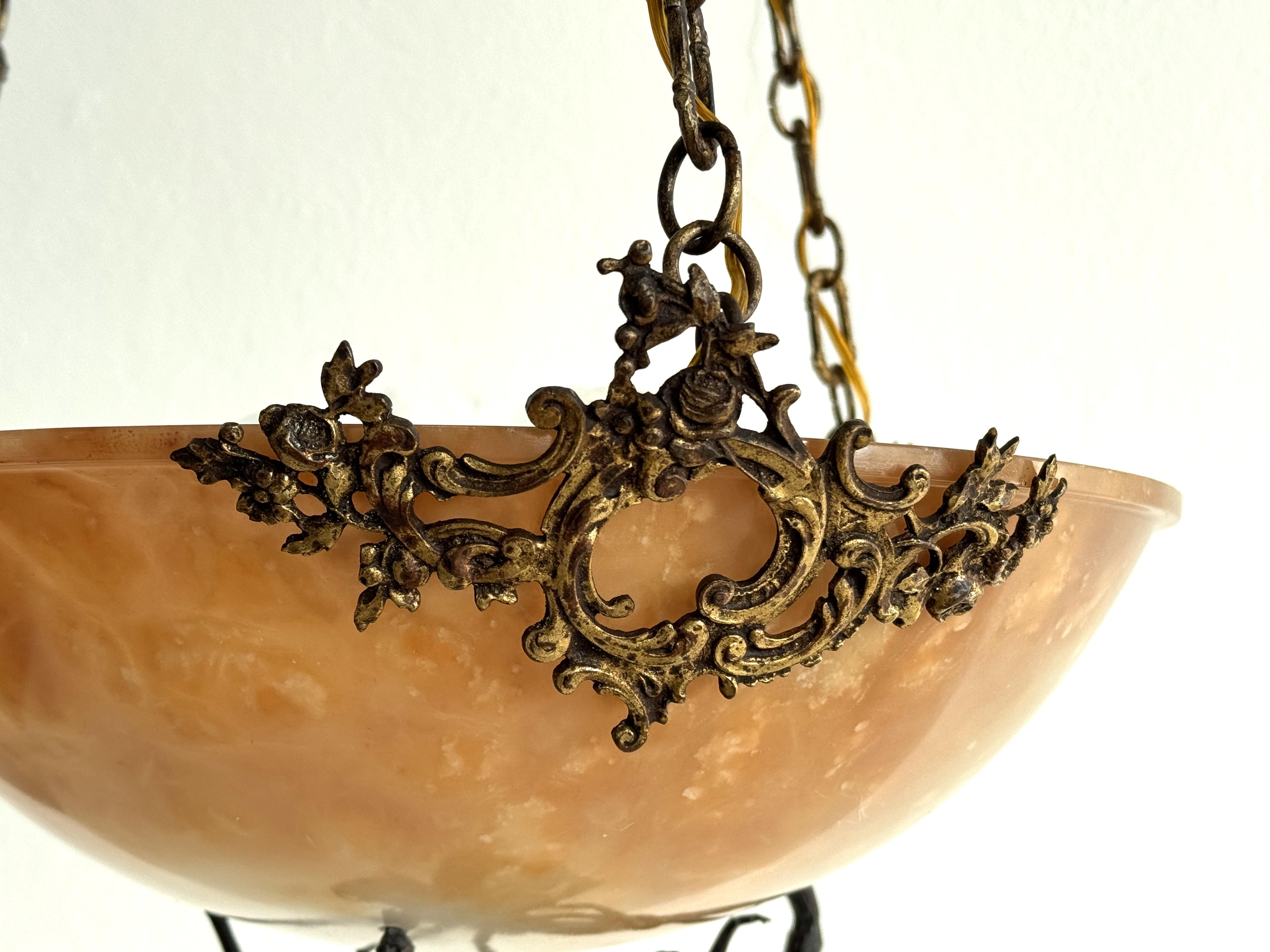 Lampadario Art Deco italiano in alabastro con farfalla in ferro battuto e catena in vendita 11