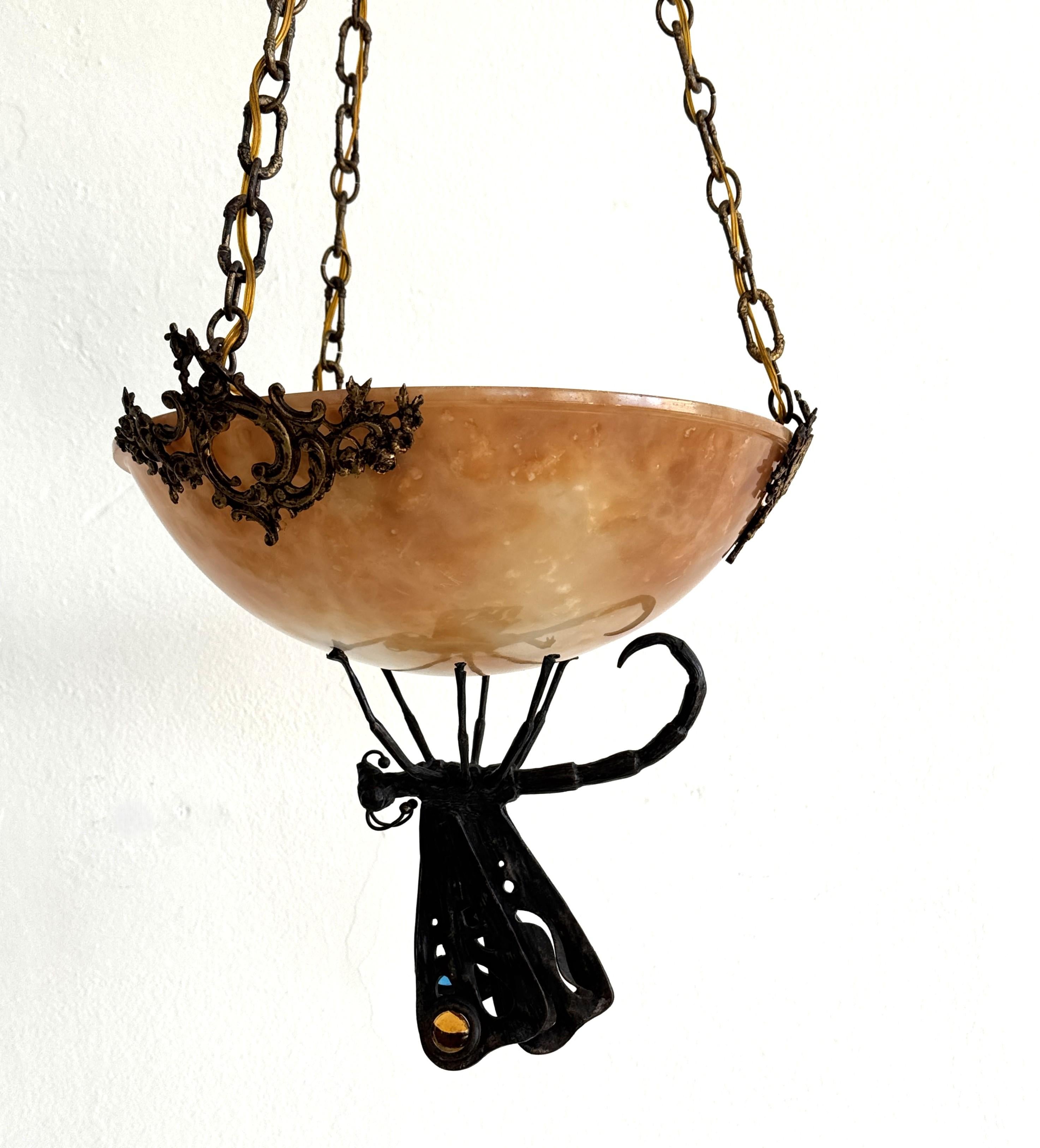 Lampadario Art Deco italiano in alabastro con farfalla in ferro battuto e catena

Questo meraviglioso e unico lampadario è una rara opera d'arte, probabilmente realizzata in Italia all'inizio del XX secolo durante il periodo Jugenstil.
La ciotola è