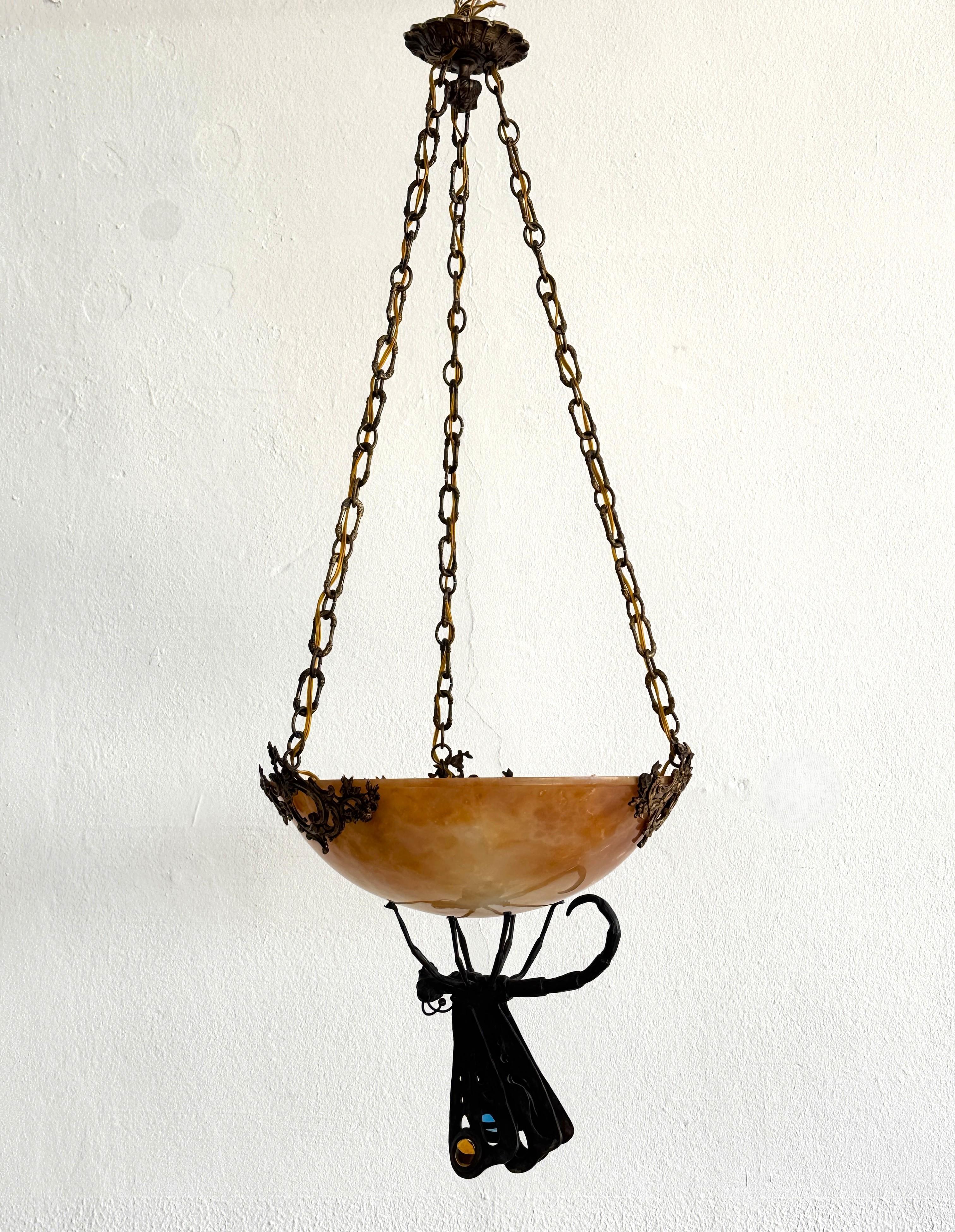 Lampadario Art Deco italiano in alabastro con farfalla in ferro battuto e catena in vendita 12