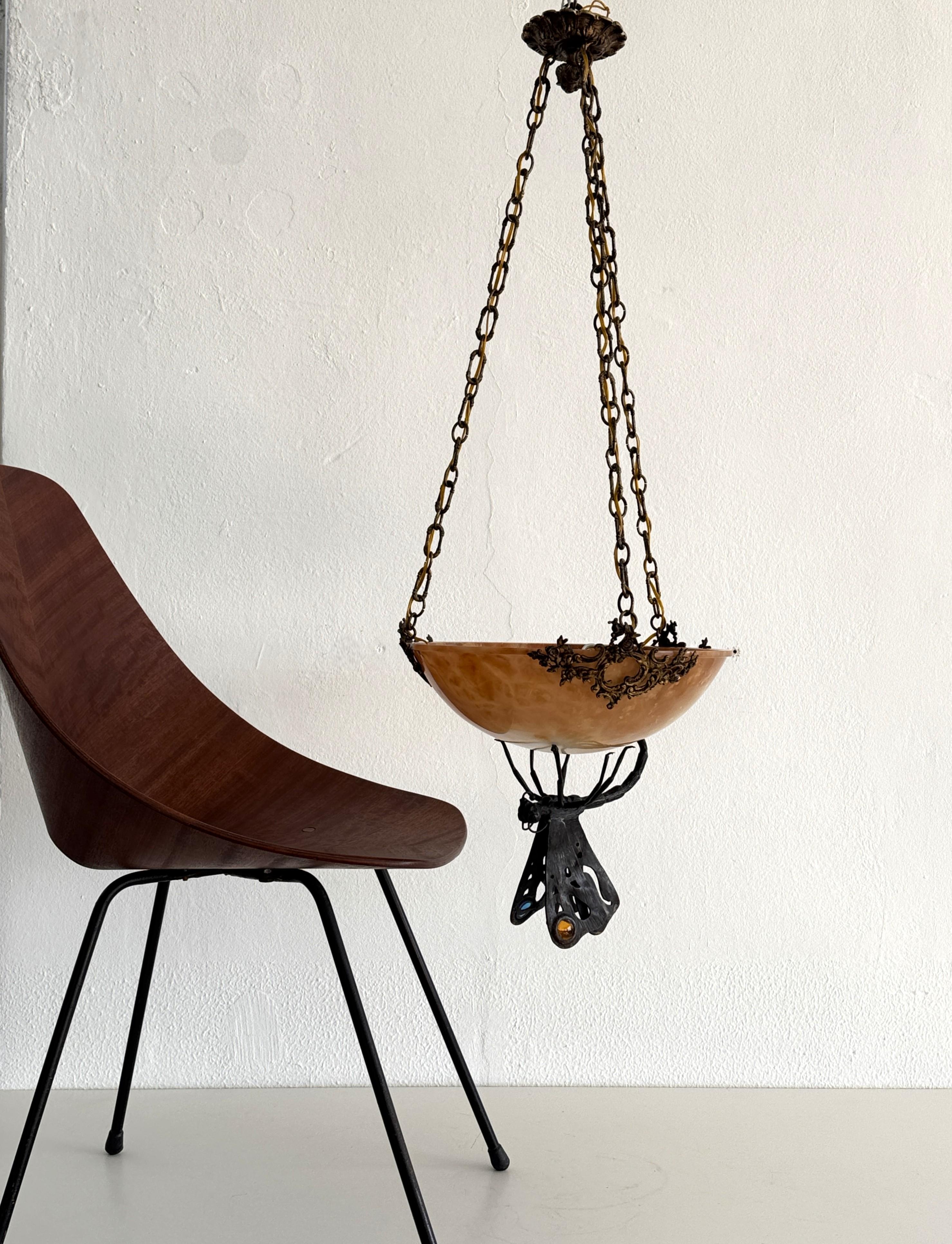 Art Déco Lampadario Art Deco italiano in alabastro con farfalla in ferro battuto e catena in vendita