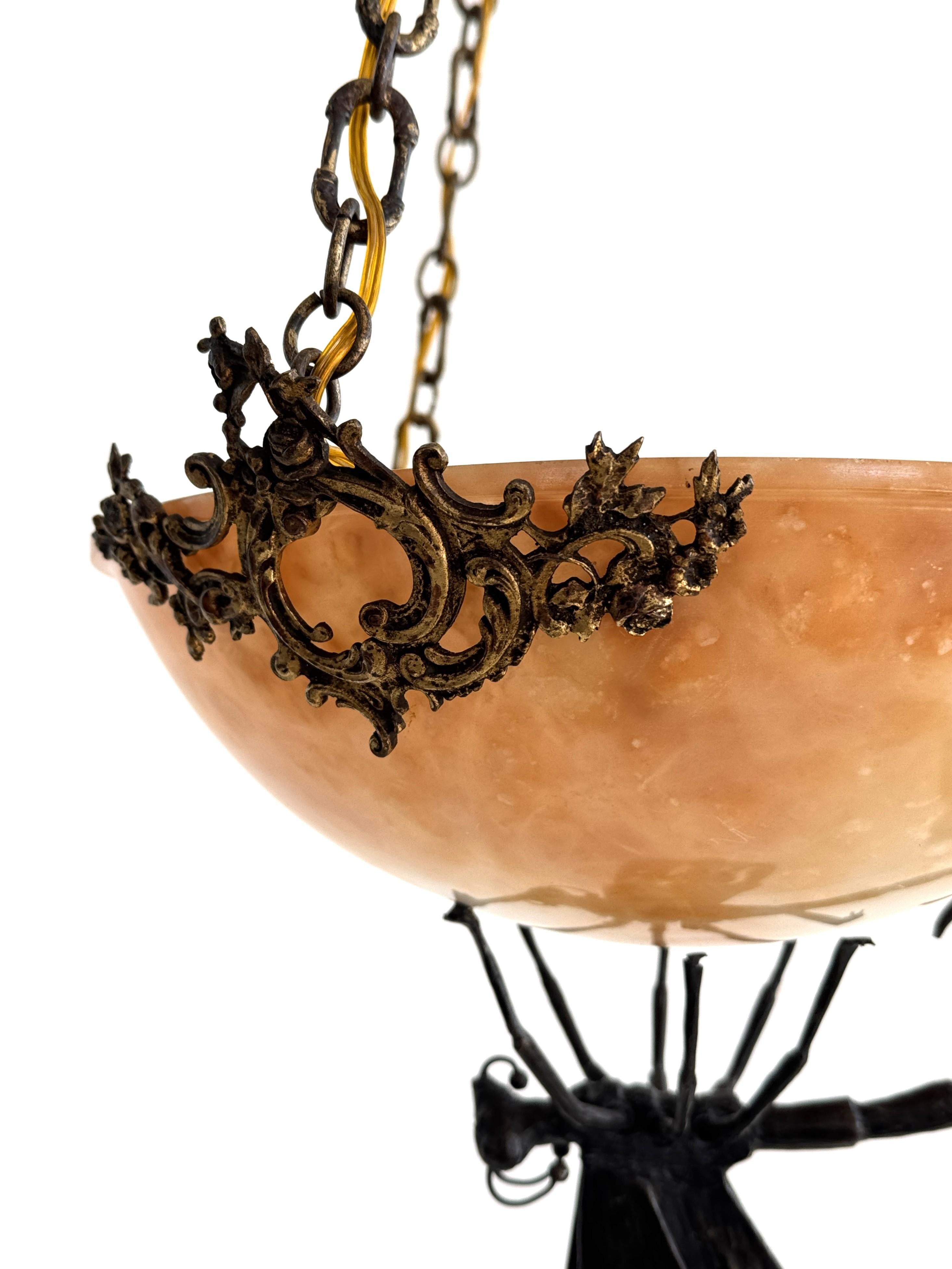 Italiano Lampadario Art Deco italiano in alabastro con farfalla in ferro battuto e catena in vendita