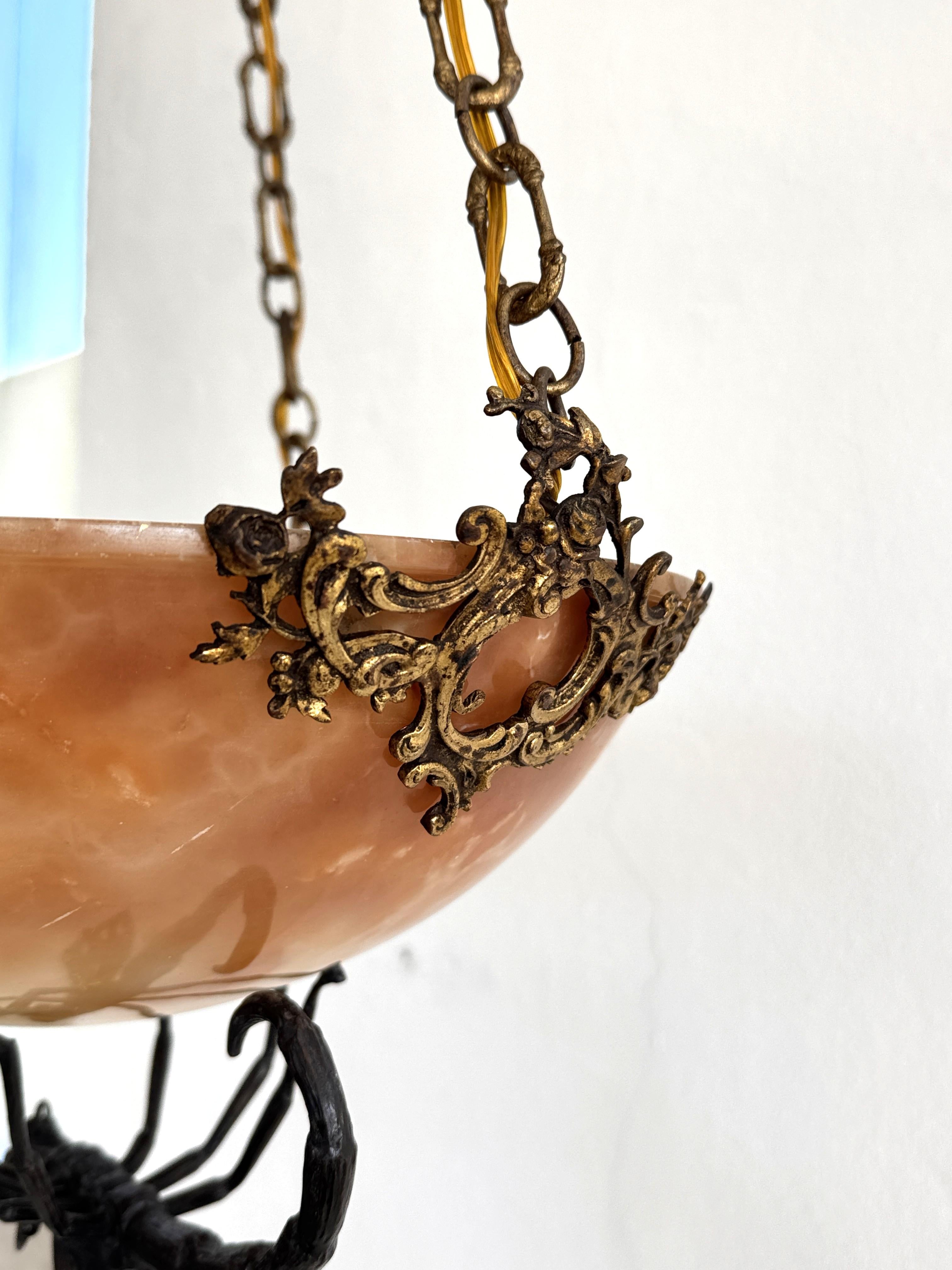 Fatto a mano Lampadario Art Deco italiano in alabastro con farfalla in ferro battuto e catena in vendita