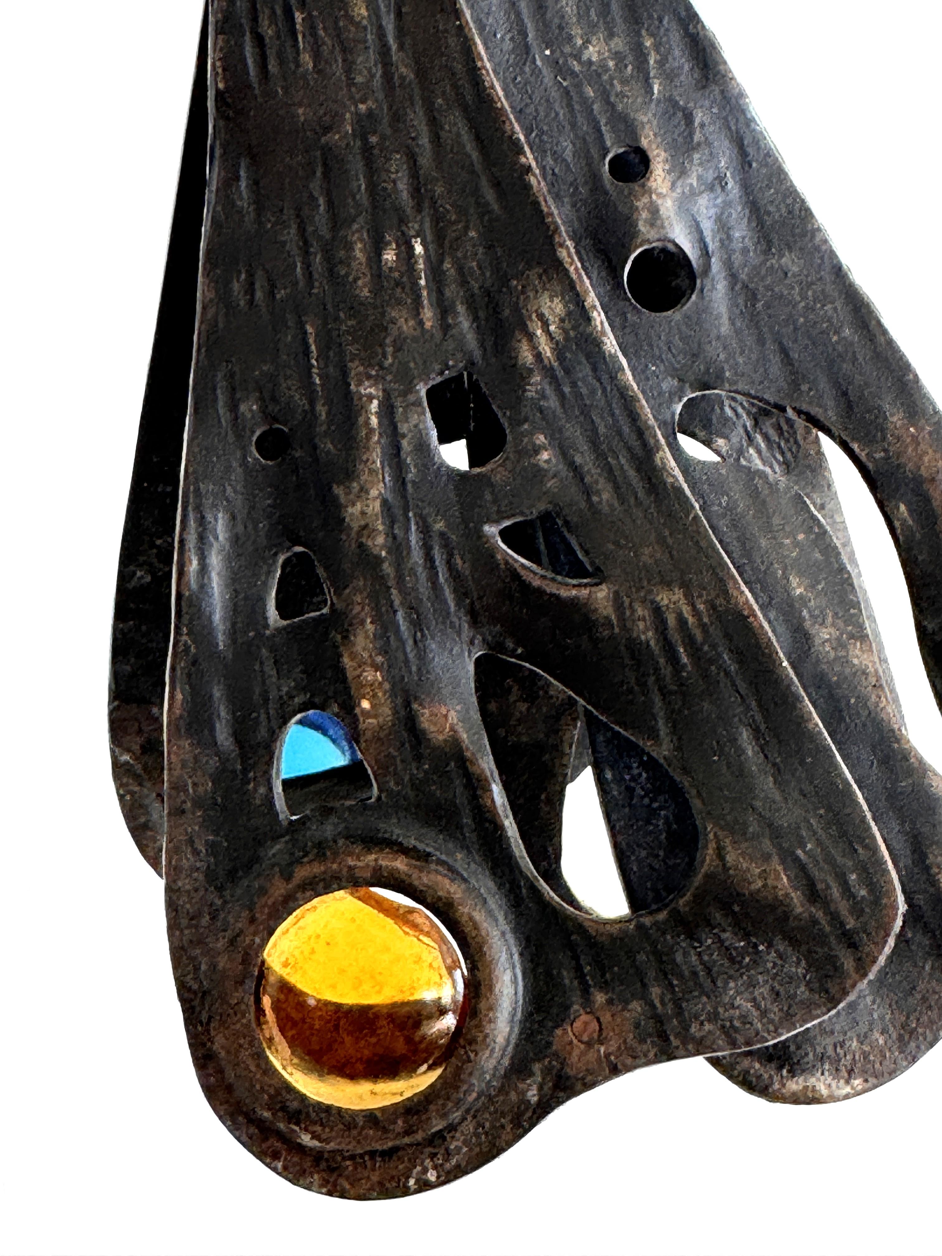 Lampadario Art Deco italiano in alabastro con farfalla in ferro battuto e catena In condizioni deteriorate in vendita a Morazzone, Varese