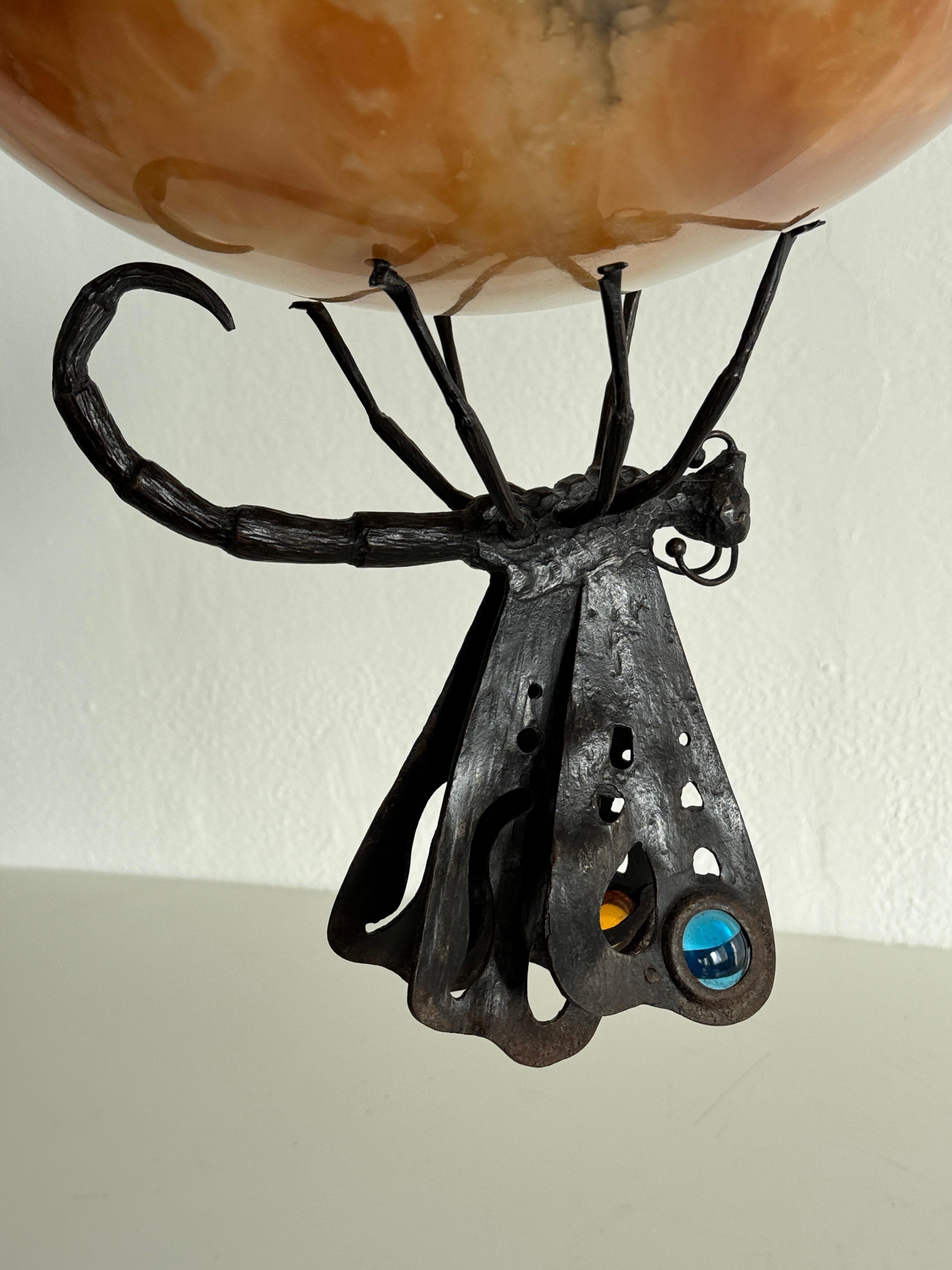 Bronzo Lampadario Art Deco italiano in alabastro con farfalla in ferro battuto e catena in vendita