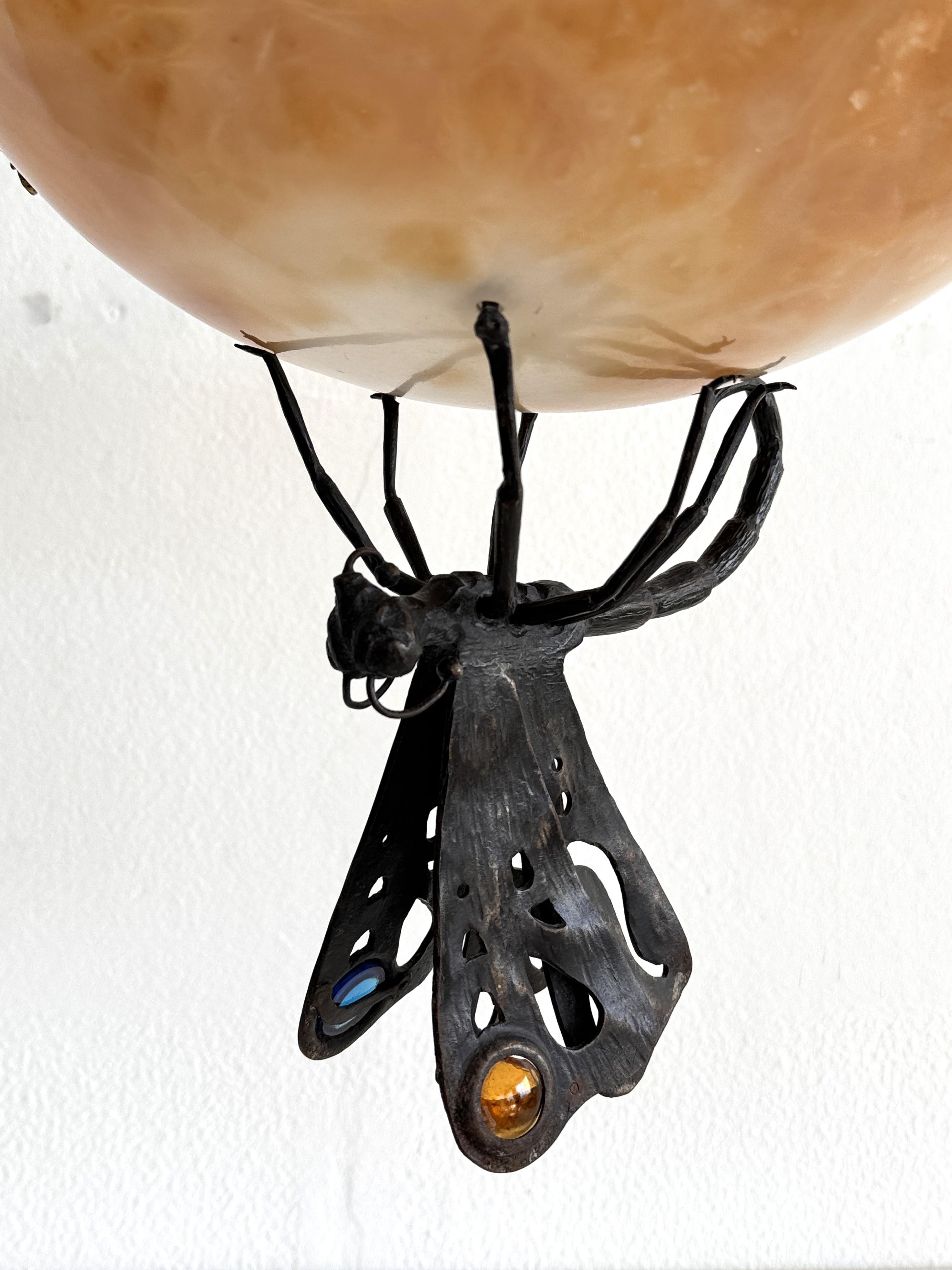 Lampadario Art Deco italiano in alabastro con farfalla in ferro battuto e catena in vendita 1