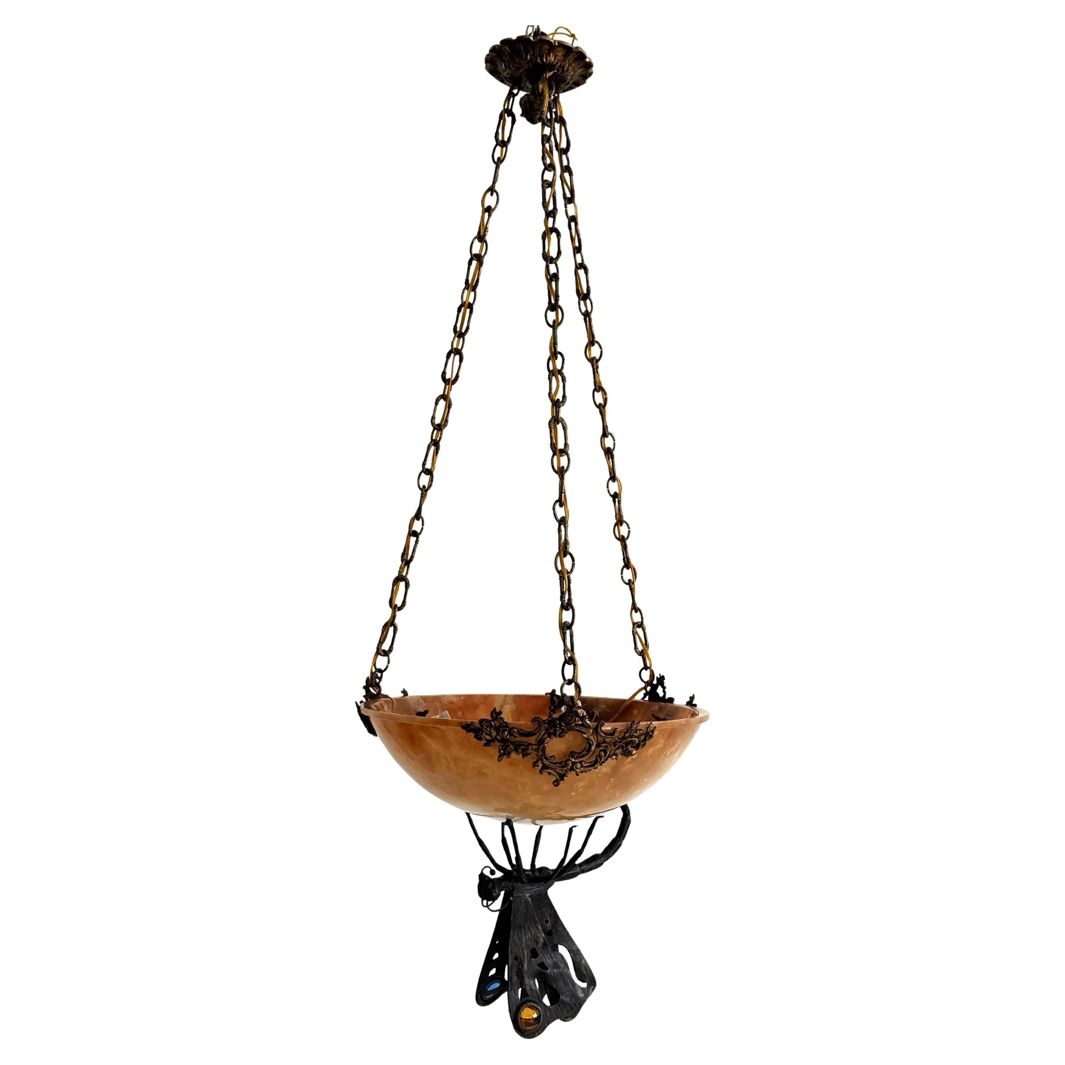 Lampadario Art Deco italiano in alabastro con farfalla in ferro battuto e catena in vendita