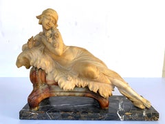 Sculpture italienne en albâtre et marbre : Muse couchée sur un banc de lion
