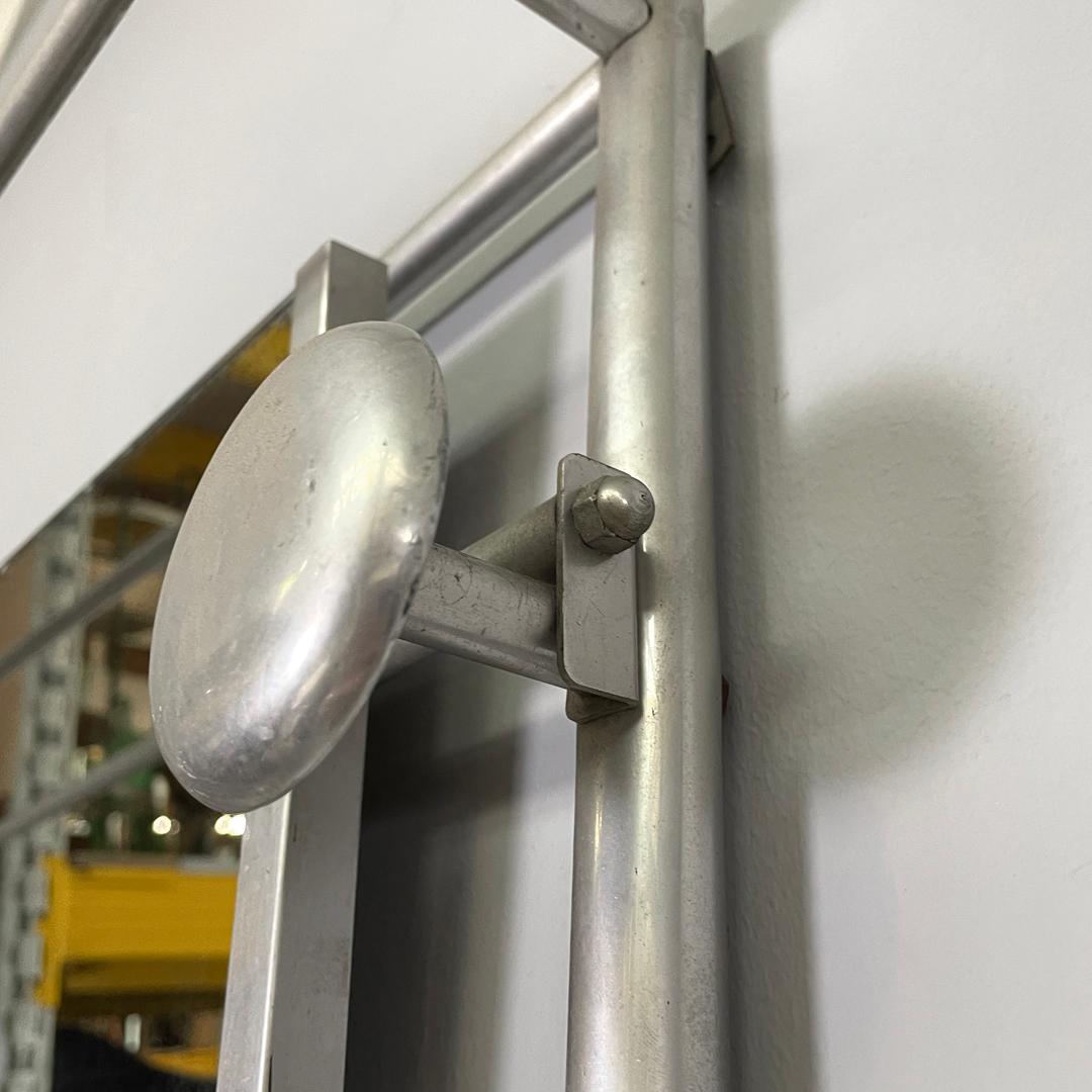 Perchero de pared italiano Art Decó de aluminio con espejo y estante superior, años 40 en venta 8