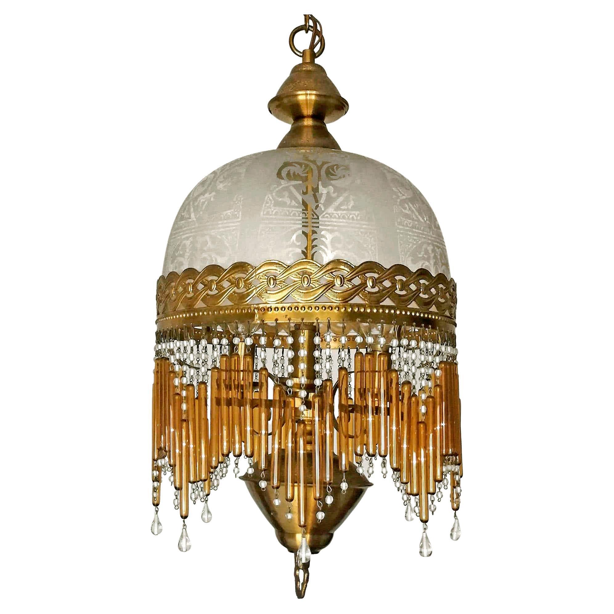 Beautiful Italian midcentury in clear and amber Murano beaded glass Art Deco / Art Nouveau chandelier.
Measures:
Diameter 11 in/28 cm
Height 35.5 in (chain/11 in)/ 90 cm (chain/28 cm)
3-light bulbs E14/ good working condition.
Age