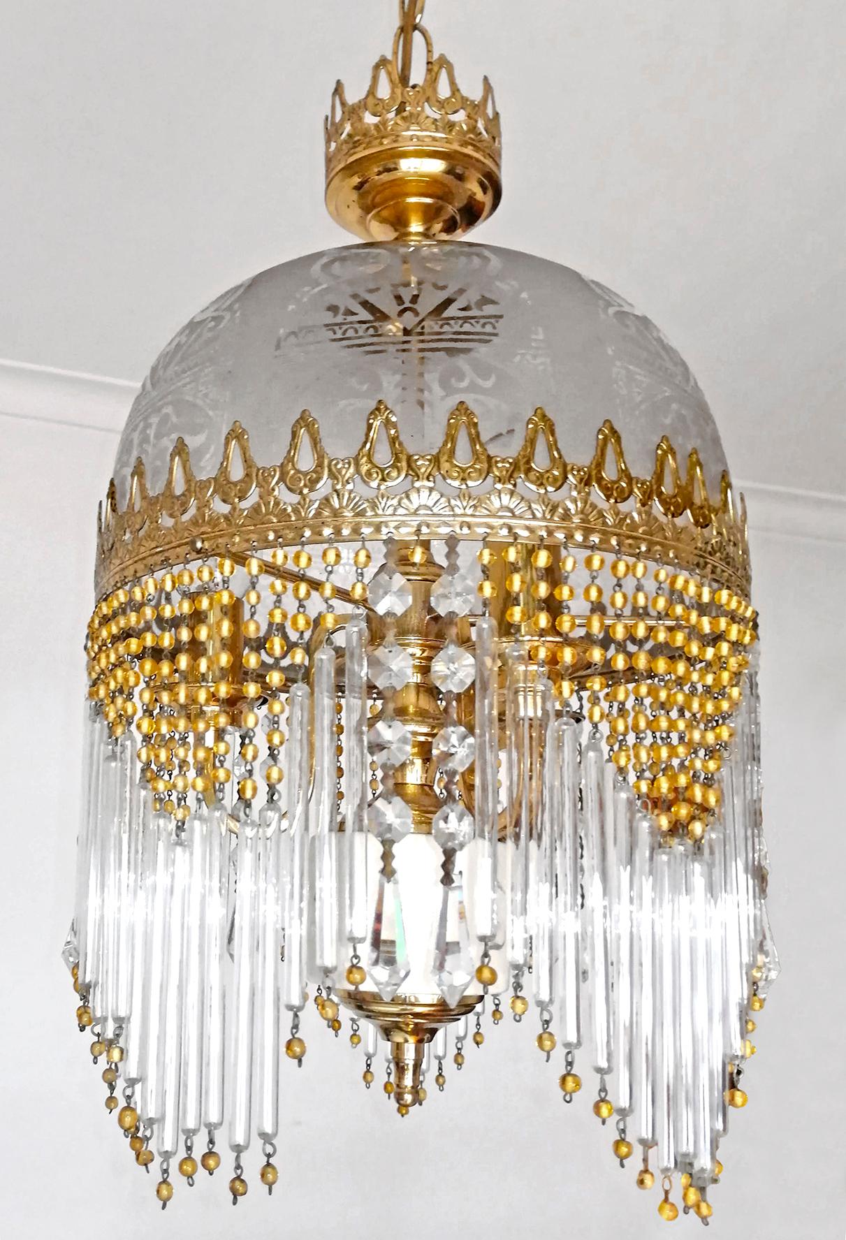 Beautiful Italian midcentury in clear and Murano beaded glass Art Deco / Art Nouveau chandelier.
Measures:
Diameter 11 in/28 cm
Height 35.5 in (chain/11 in)/ 90 cm (chain/28 cm)
3-light bulbs E14/ good working condition.
Age patina.
Assembly