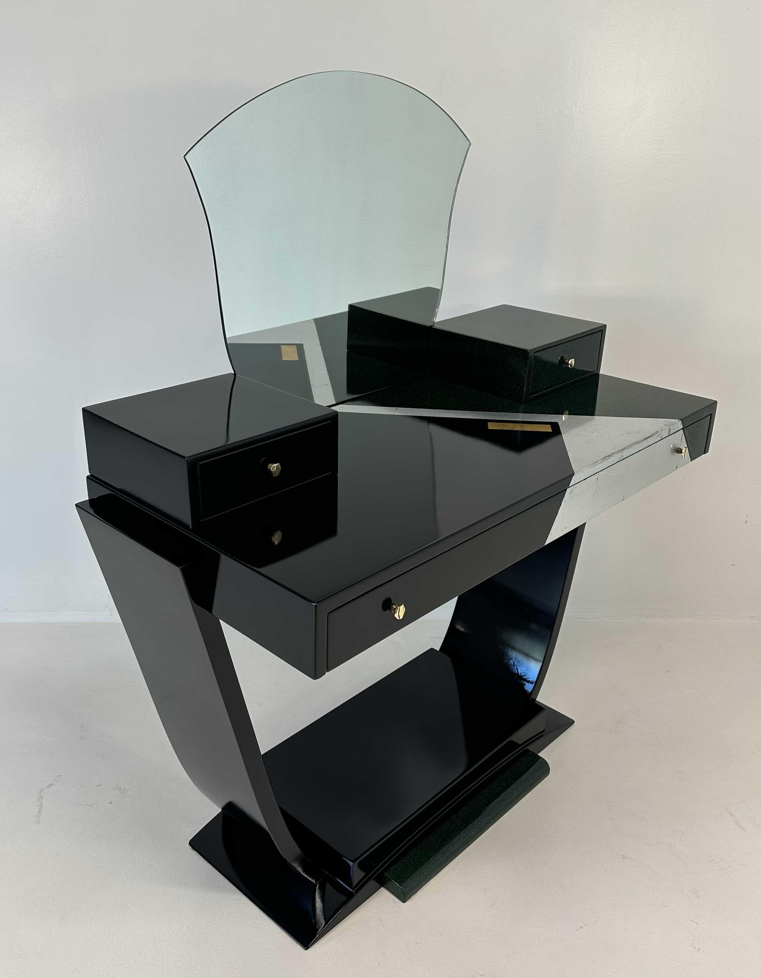 Laiton Table de toilette italienne Art déco en laque noire et verte, feuille d'argent, 1970 en vente
