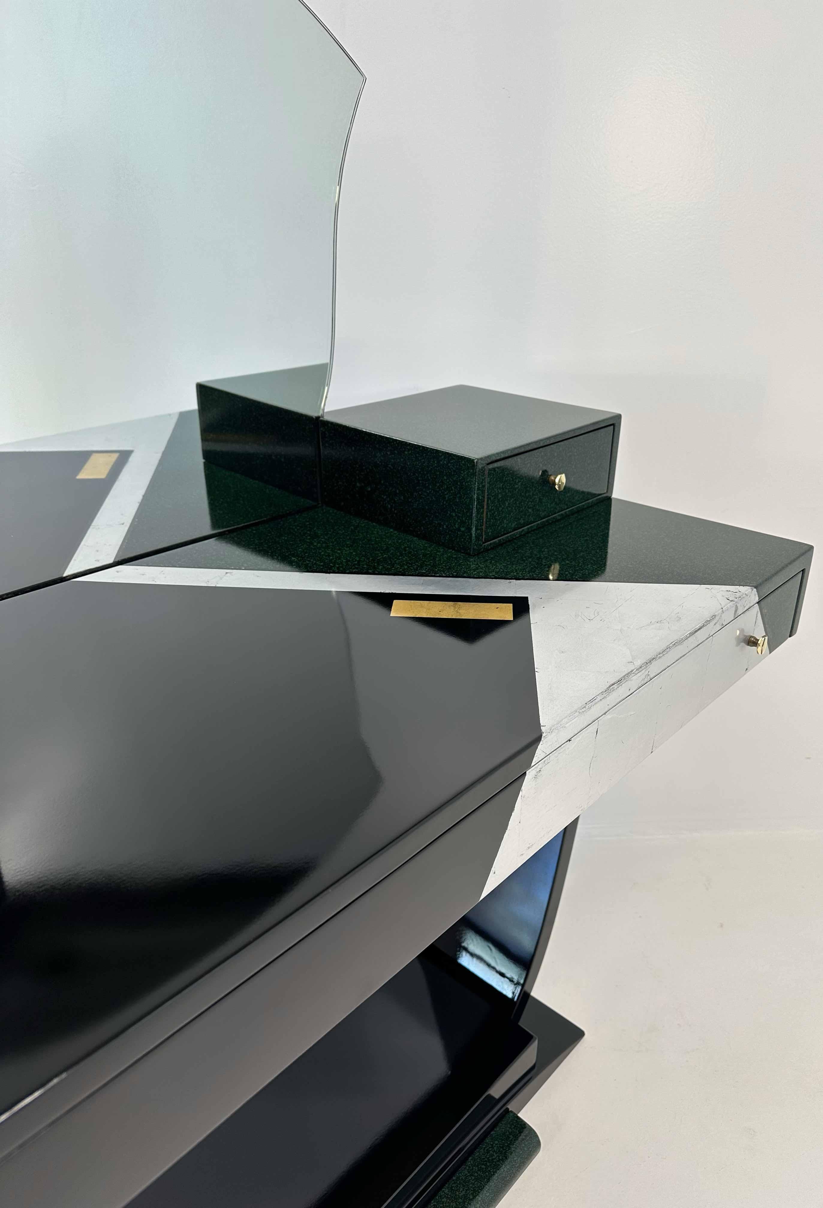 Table de toilette italienne Art déco en laque noire et verte, feuille d'argent, 1970 en vente 3