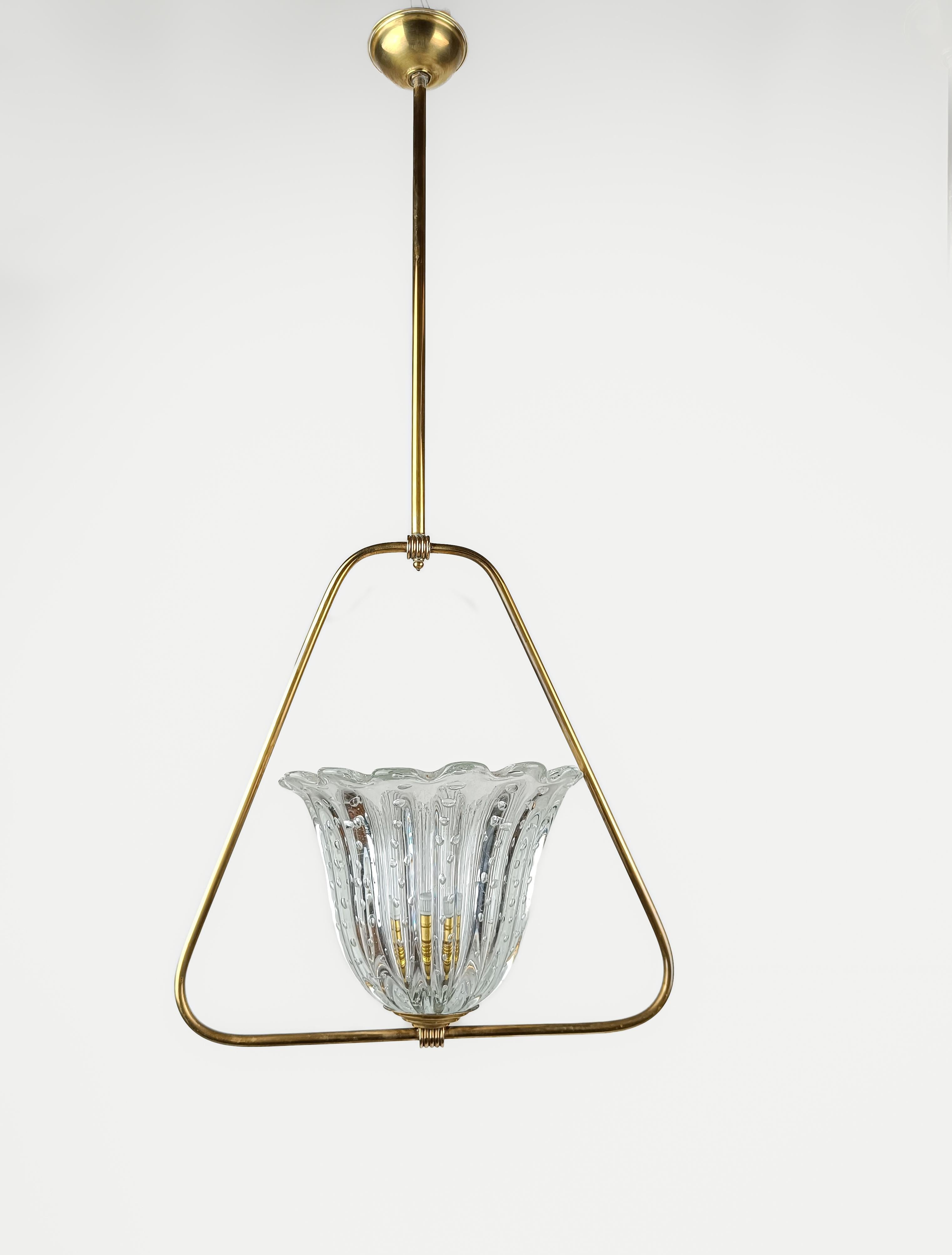 
Essential and Elegant, this chandelier made up of a few elements was produced by skilled craftsmen in Italy between the 1930s and 1940s.
The structure is in brass rod, composed of two bodies joined together by two small decorations.
The lower body,