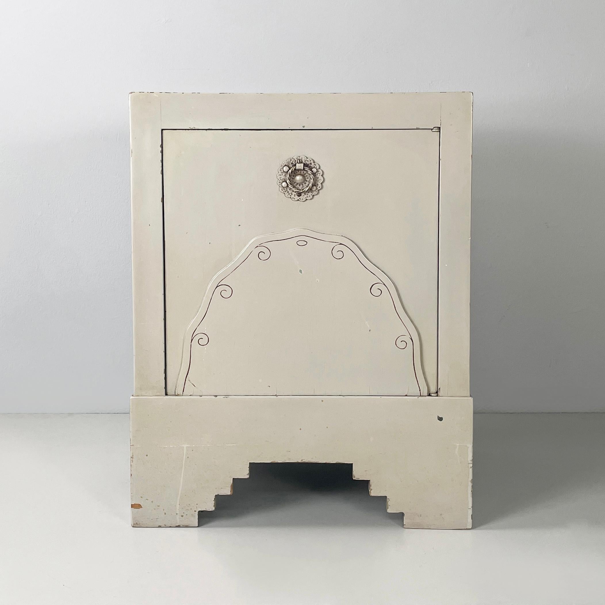 Italian art deco Bedside table in gray wood by Gino Maggioni for Atelier Borsani Varedo, 1920-1930s
Bedside table with rectangular base in gray painted wood. On the front it has a hinged door decorated with curled engravings and an internal wooden