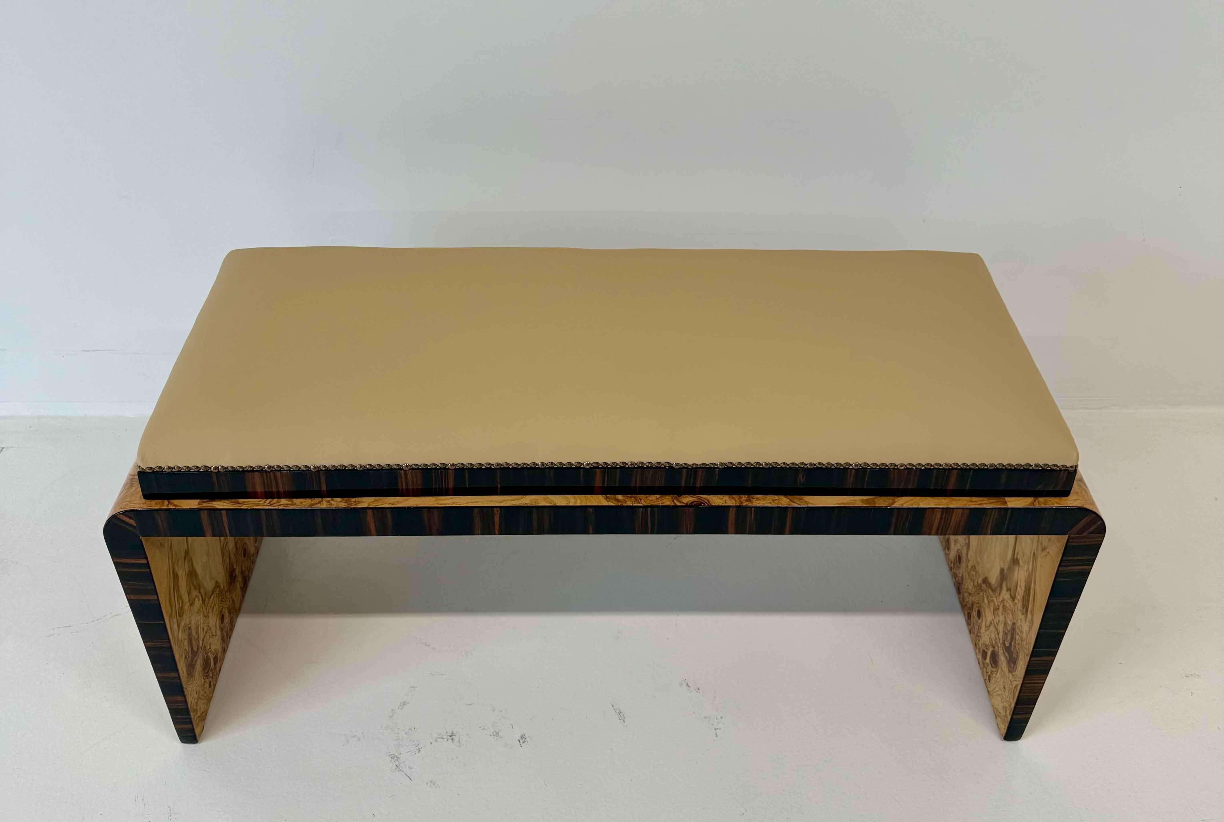 Banc Art déco italien en loupe de frêne olivier, macassar et assise en simili cuir, années 1940 Bon état - En vente à Meda, MB