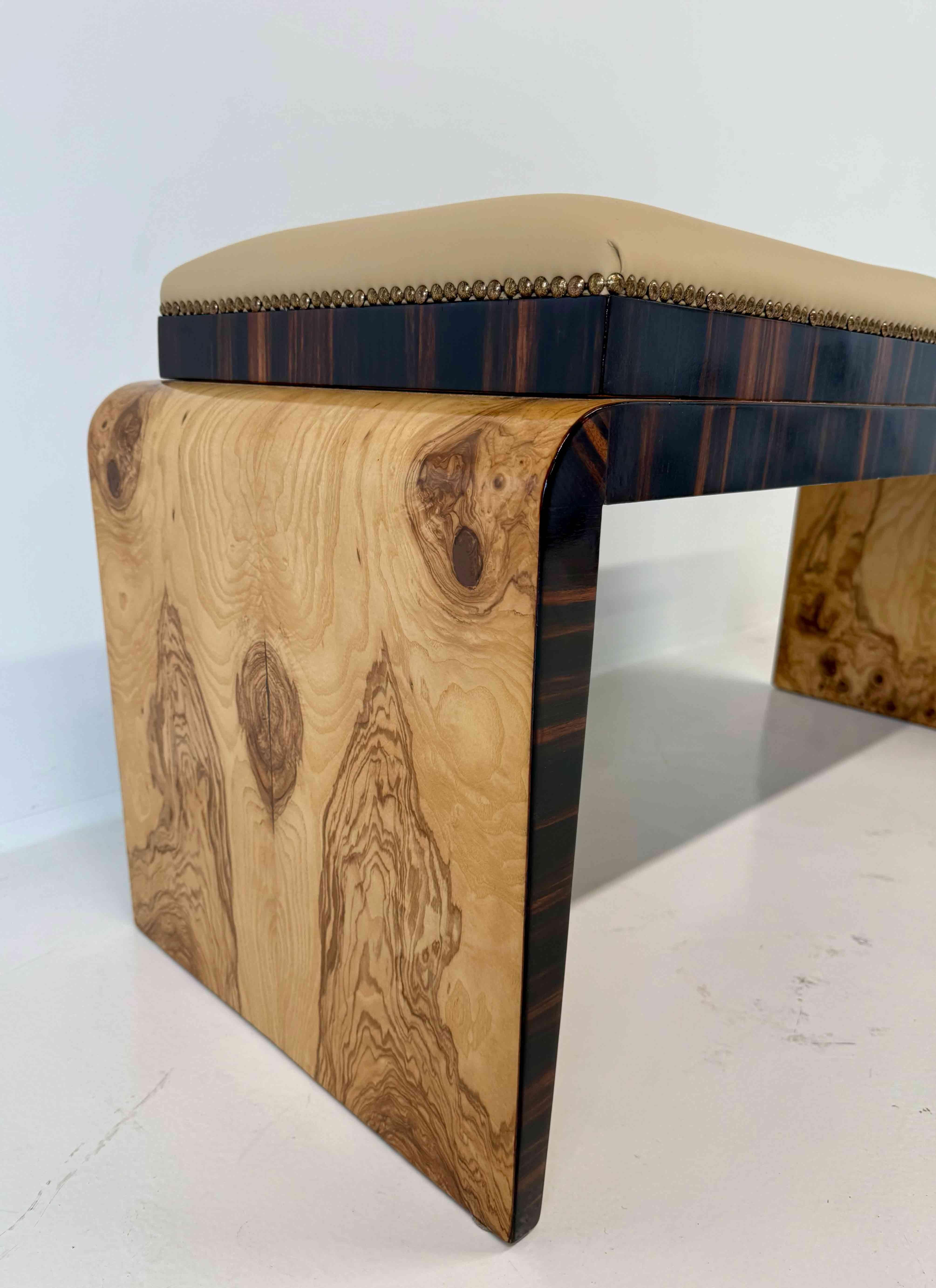 Milieu du XXe siècle Banc Art déco italien en loupe de frêne olivier, macassar et assise en simili cuir, années 1940 en vente