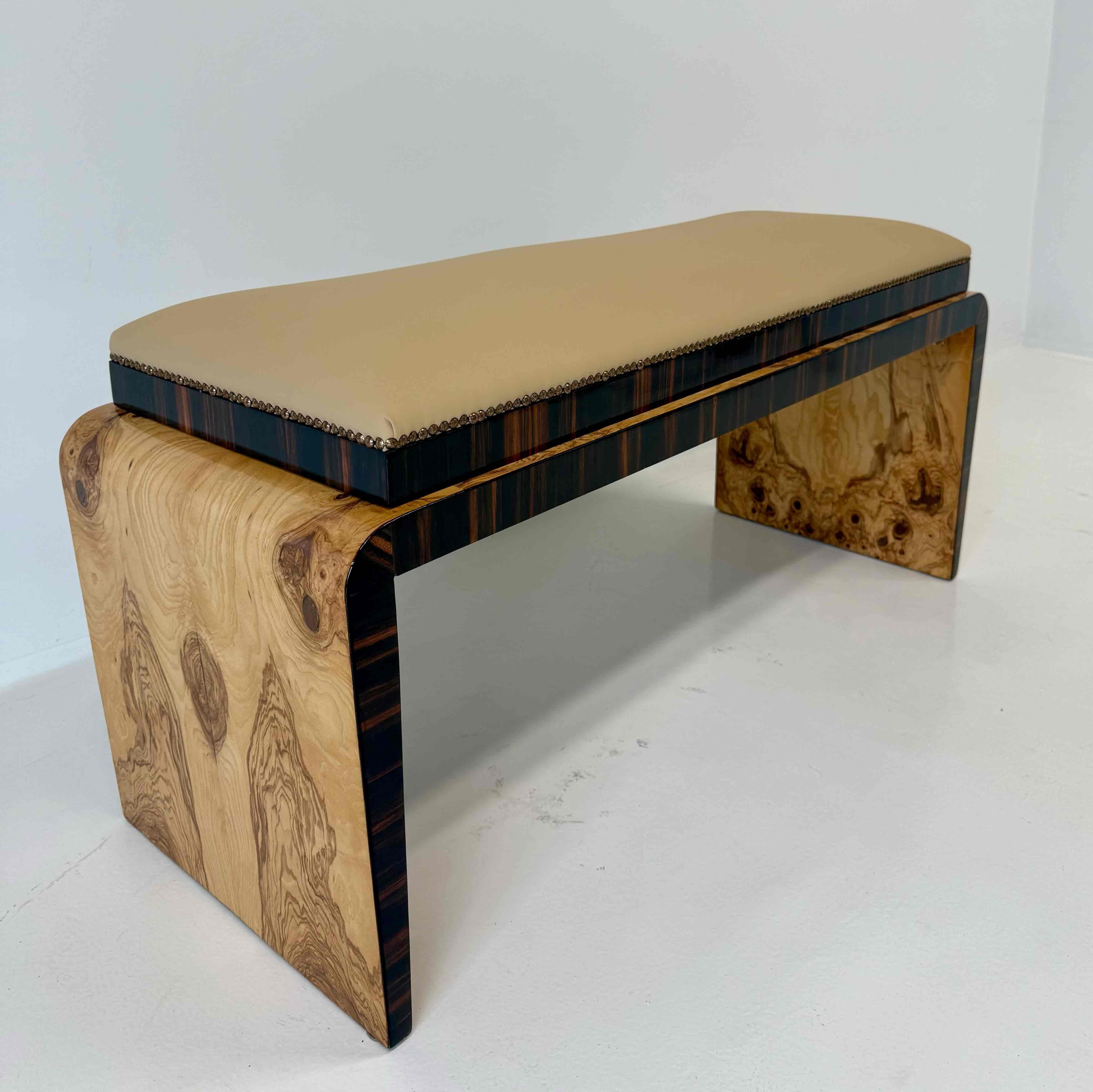 Banc Art déco italien en loupe de frêne olivier, macassar et assise en simili cuir, années 1940 en vente 1