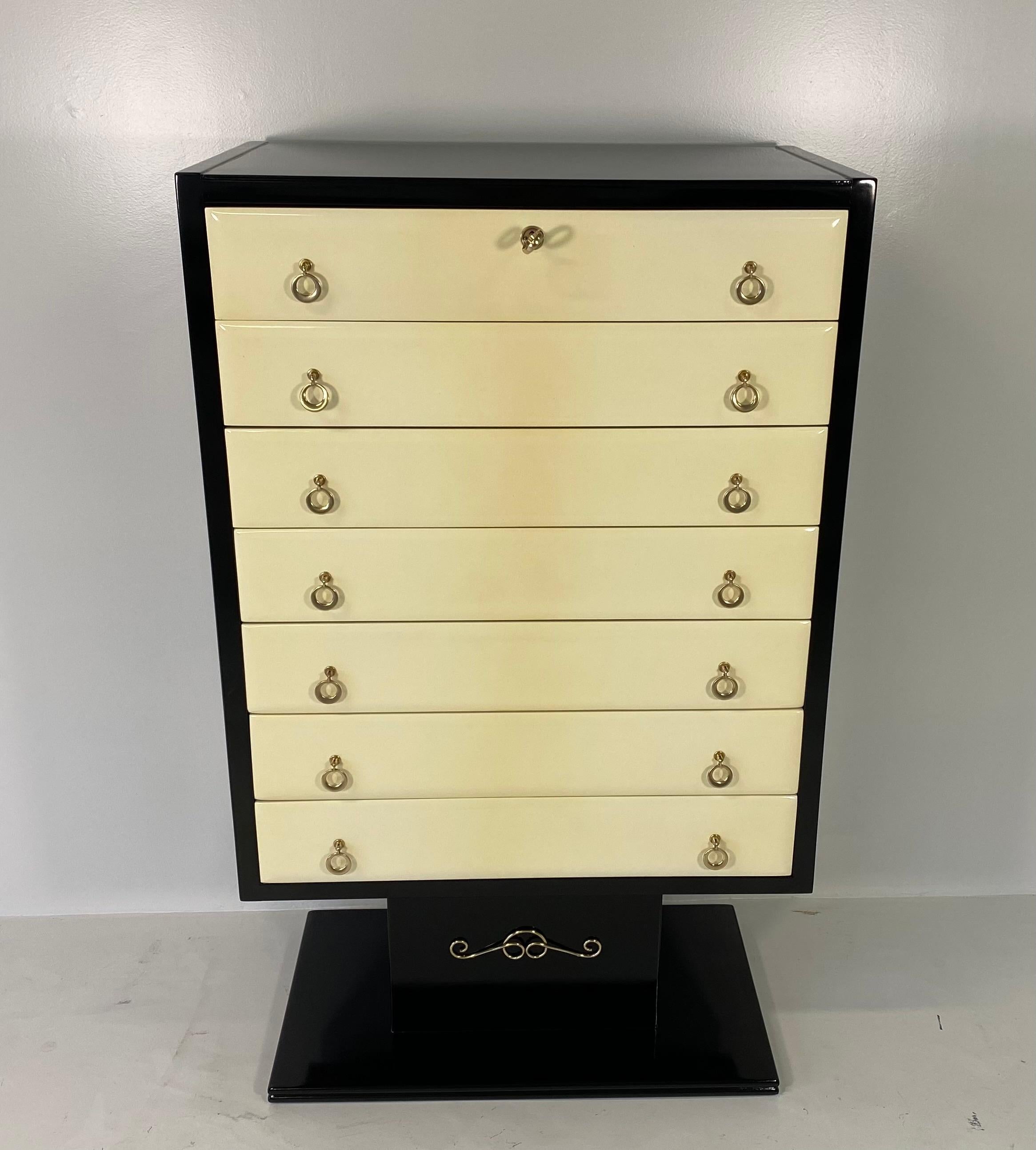 This elegant chest of drawers was produced in Italy in the early 1950s.
It is entirely black lacquered while the front of the drawers is lacquered ivory.
The handles and the decoration on the base are in brass.
Fully restored.