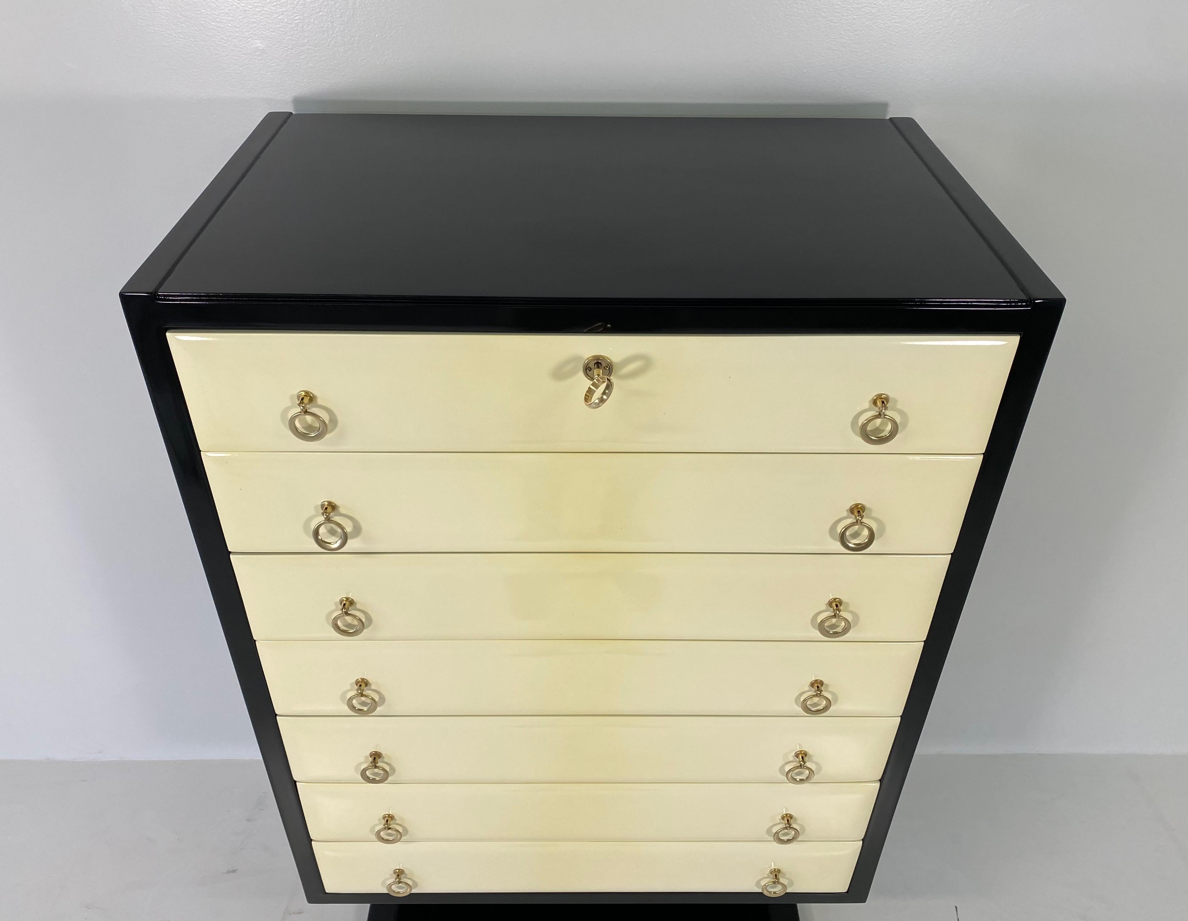 Italian Art Deco Black and Ivory Lacquer Dresser, 1950s In Good Condition In Meda, MB