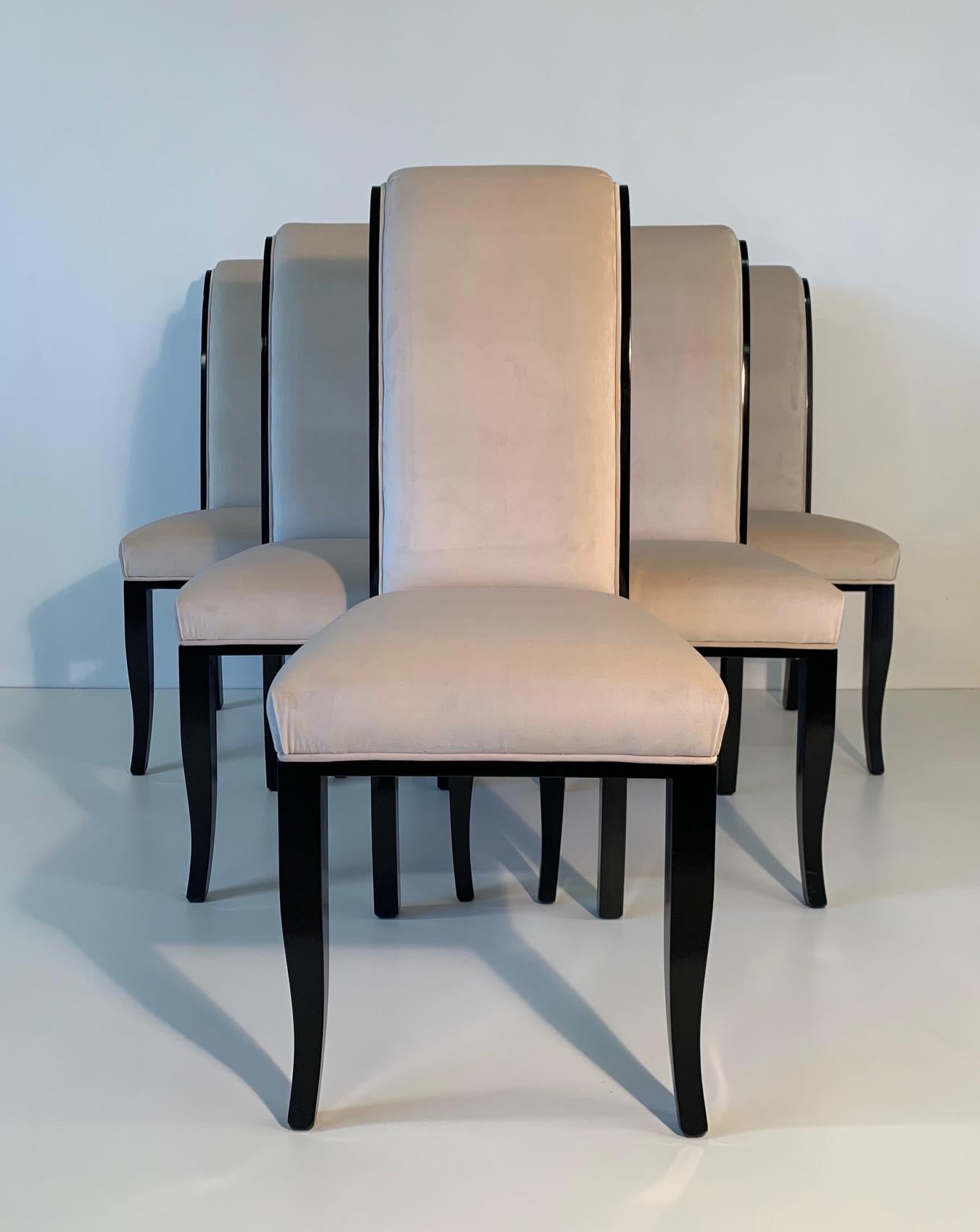 Elegant Art Deco chairs covered in fine ivory velvet and black lacquered structure.
Both the padding and the wooden part has been completely restored.