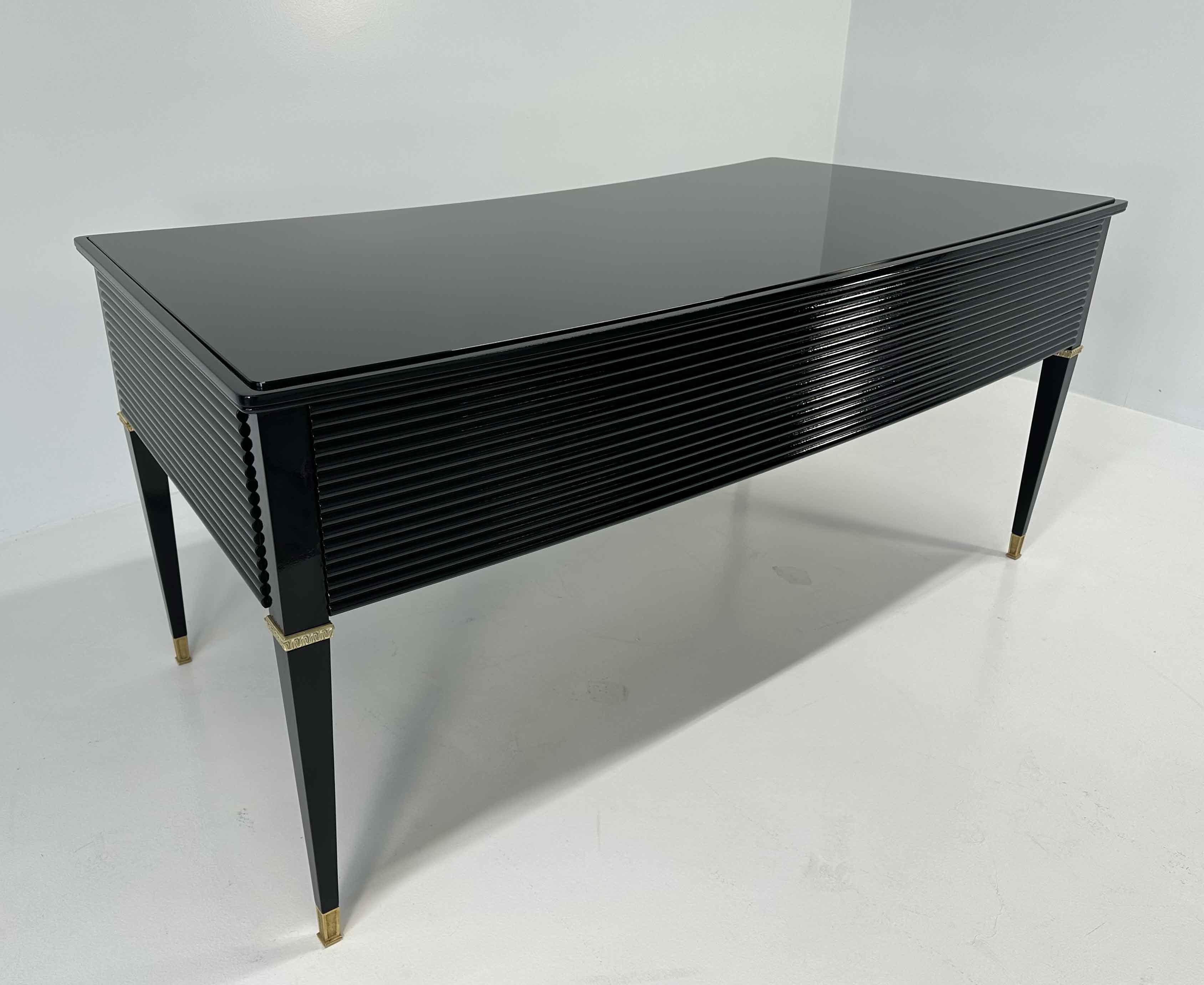 Scrivania italiana Art Deco nera e ottone di Paolo Buffa, Permanente Mobili Cantù, anni '50 In condizioni buone in vendita a Meda, MB