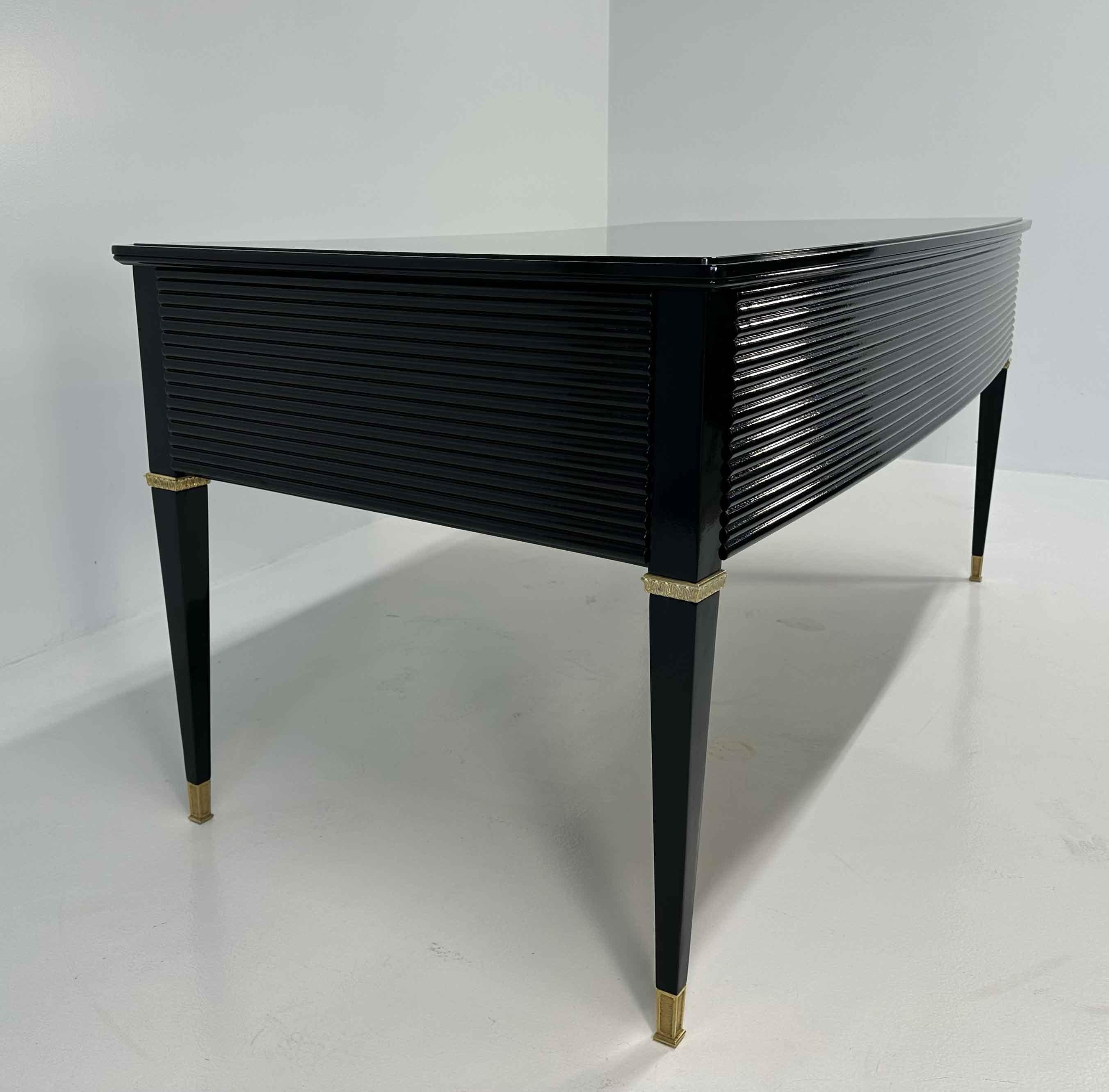 Metà XX secolo Scrivania italiana Art Deco nera e ottone di Paolo Buffa, Permanente Mobili Cantù, anni '50 in vendita