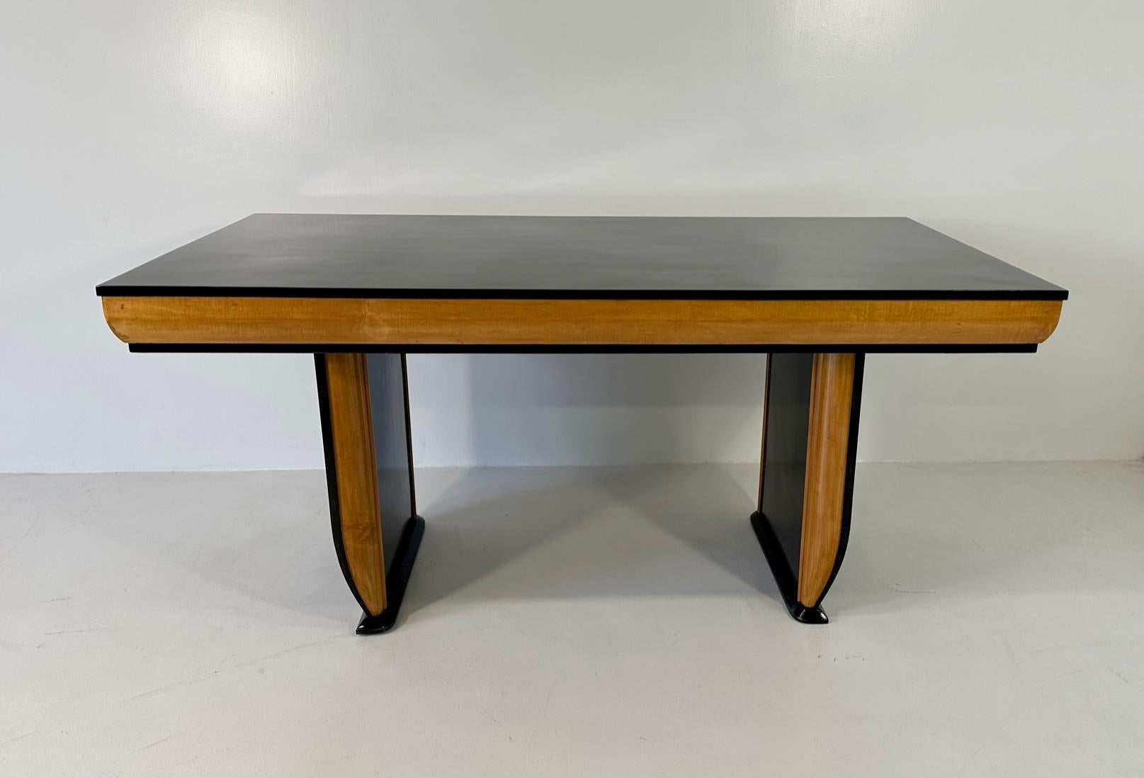 Italian Art Deco Black Lacquer and Maple Table, attr. to Borsani, 1940s In Good Condition In Meda, MB