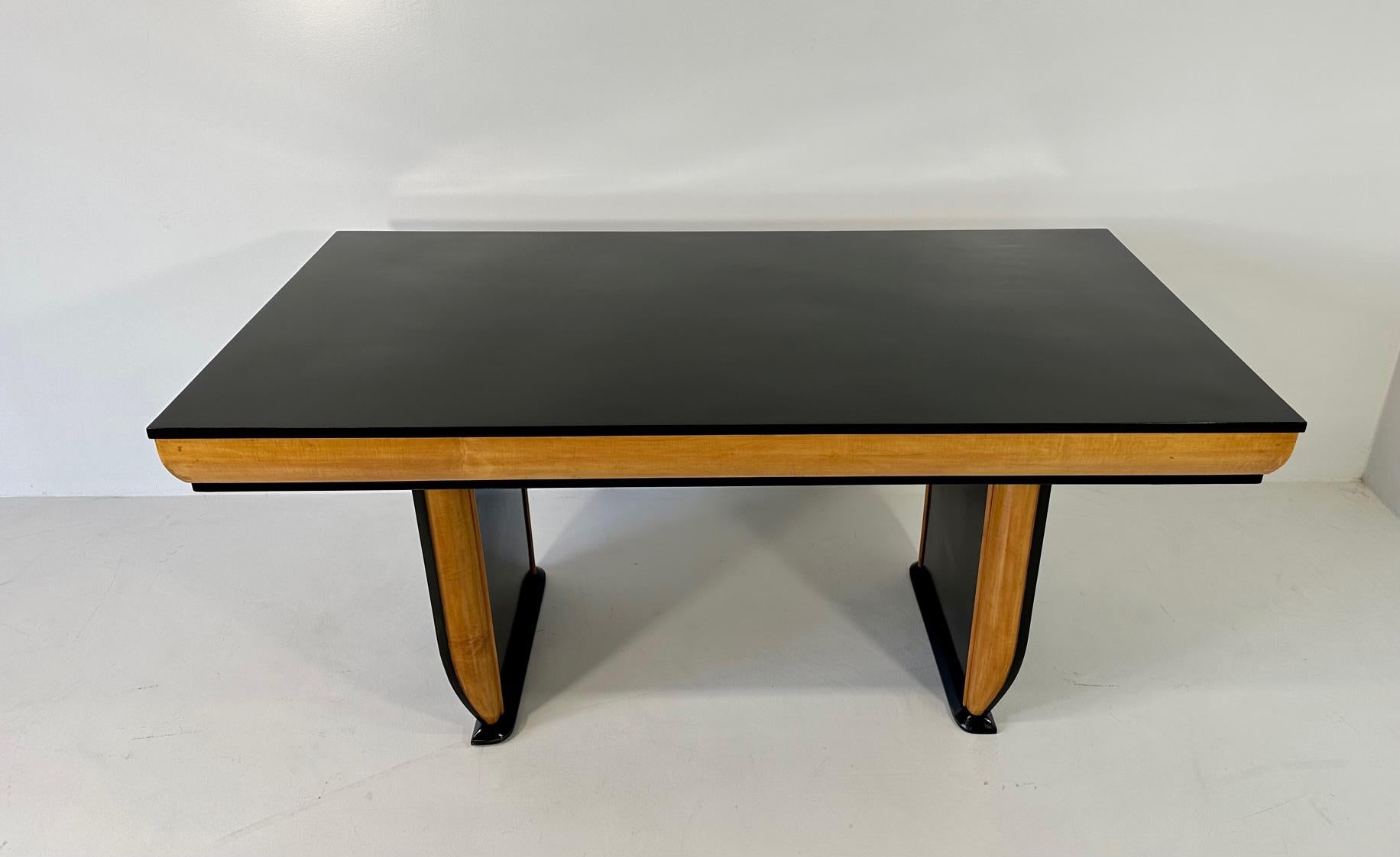 Mid-20th Century Italian Art Deco Black Lacquer and Maple Table, attr. to Borsani, 1940s For Sale