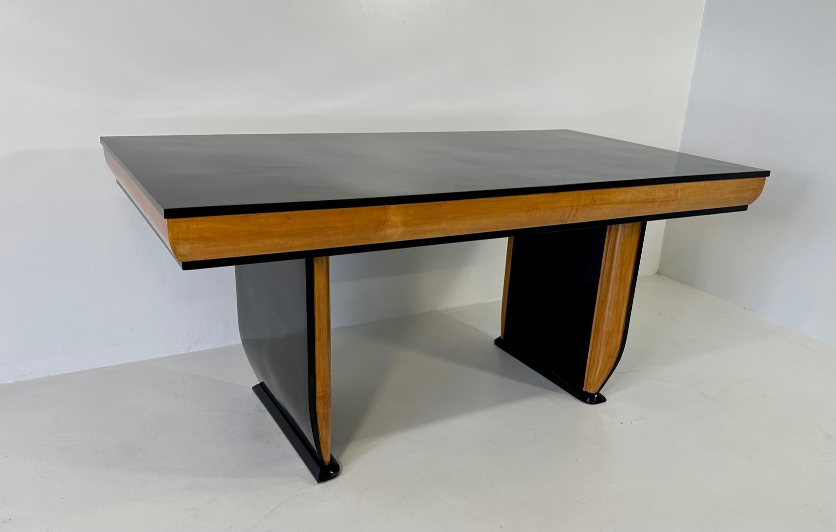 Italian Art Deco Black Lacquer and Maple Table, attr. to Borsani, 1940s For Sale 1