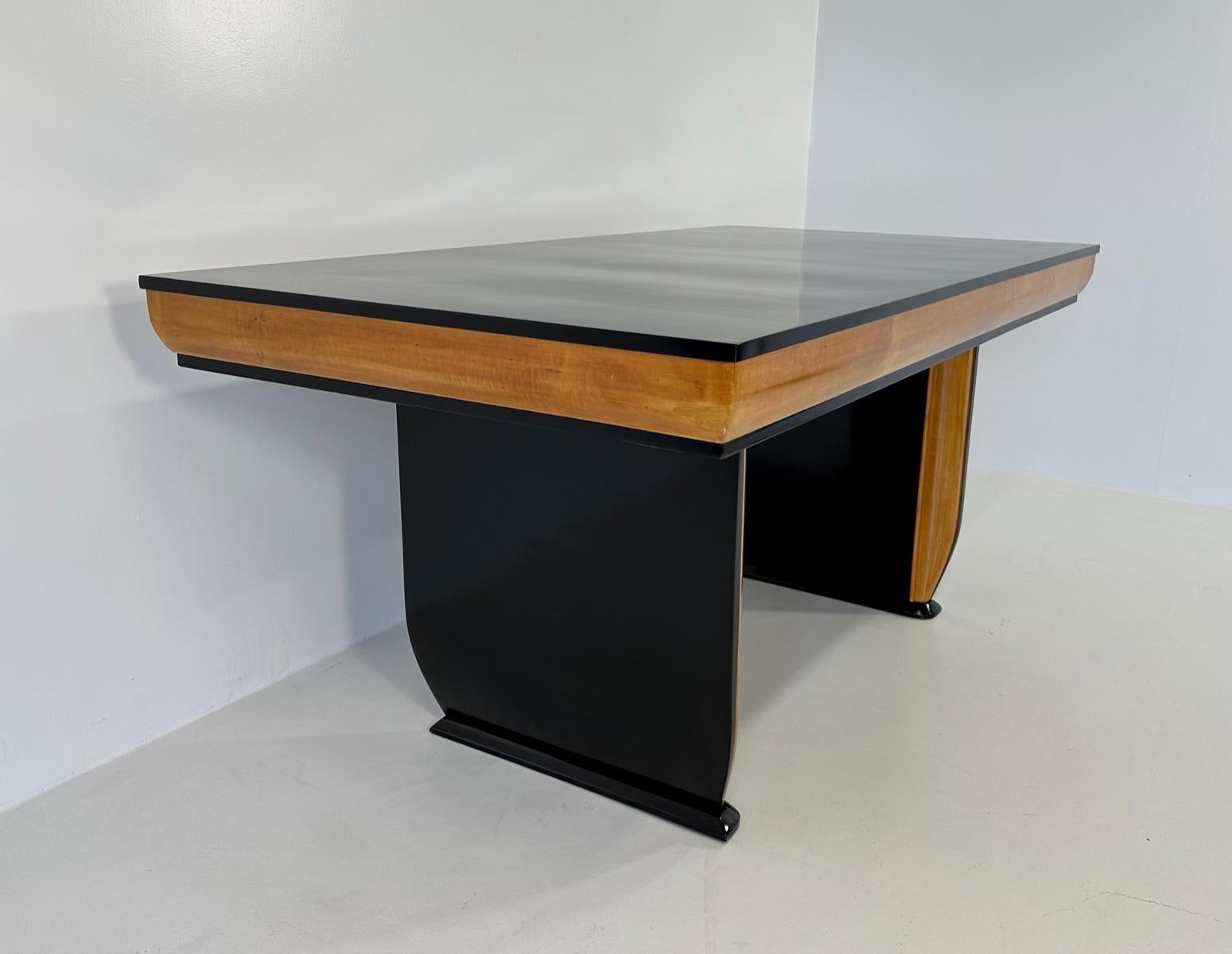 Italian Art Deco Black Lacquer and Maple Table, attr. to Borsani, 1940s For Sale 2