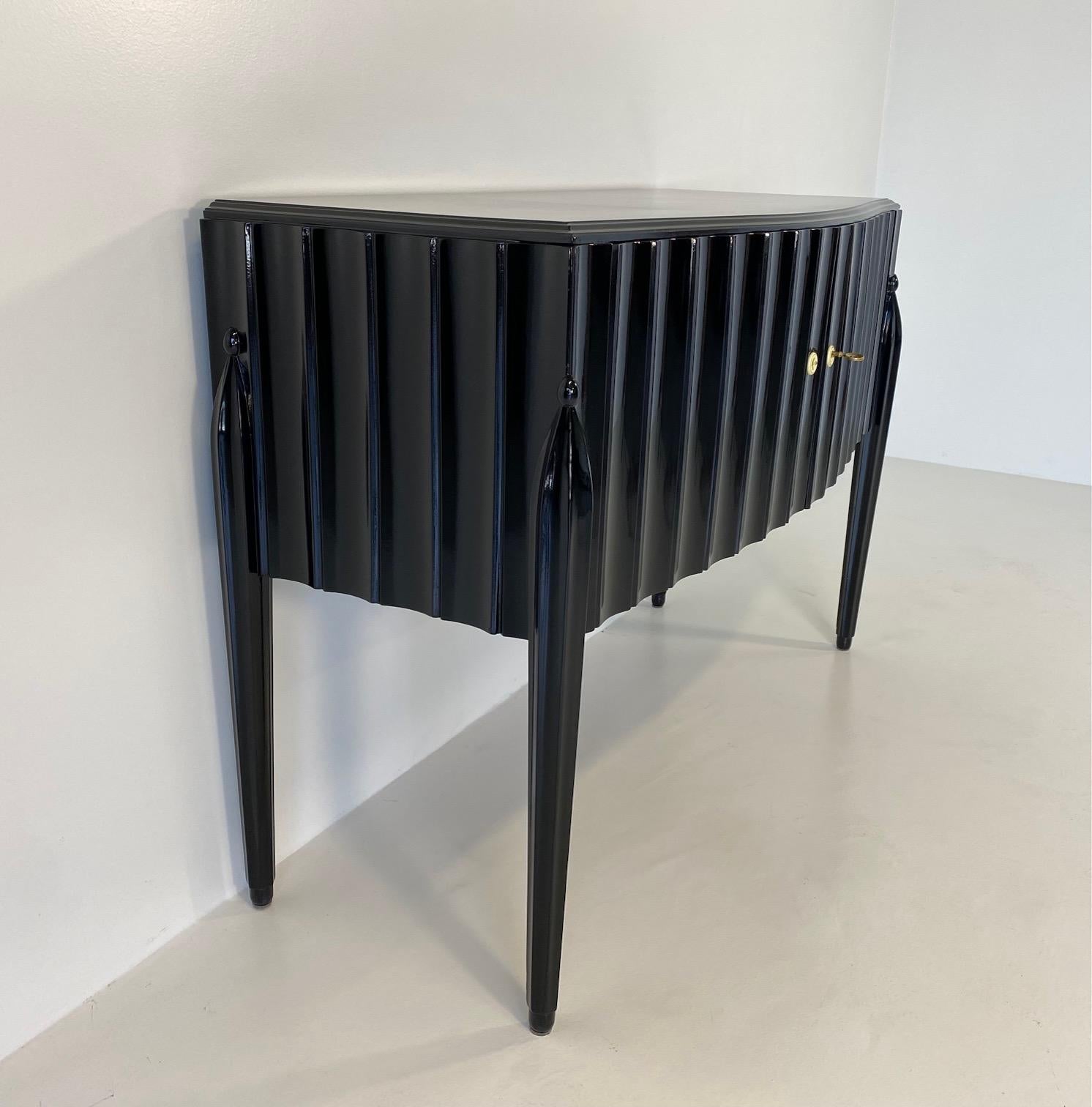 Mid-20th Century Italian Art Deco Black Lacquer Sideboard, 1940s, Attr. to Ulrich