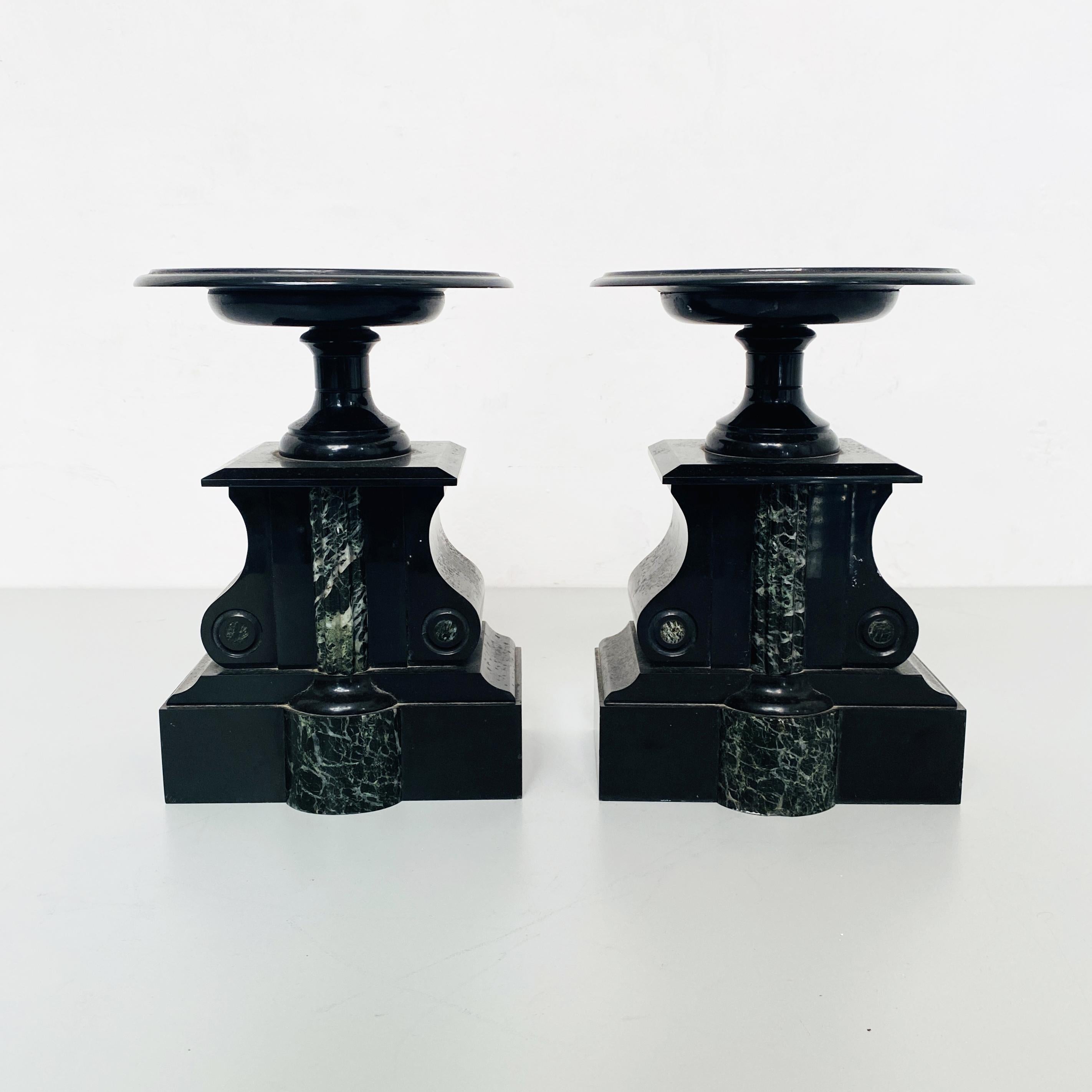 Italian Art Deco Black onyx centerpieces with shape of a balance, 1940s
Pair of centerpieces in the shape of a balance in black onyx. Hand crafted and carved.
1940s
Good condition, with defects.
Measurements in cm 19x19x25h.
 