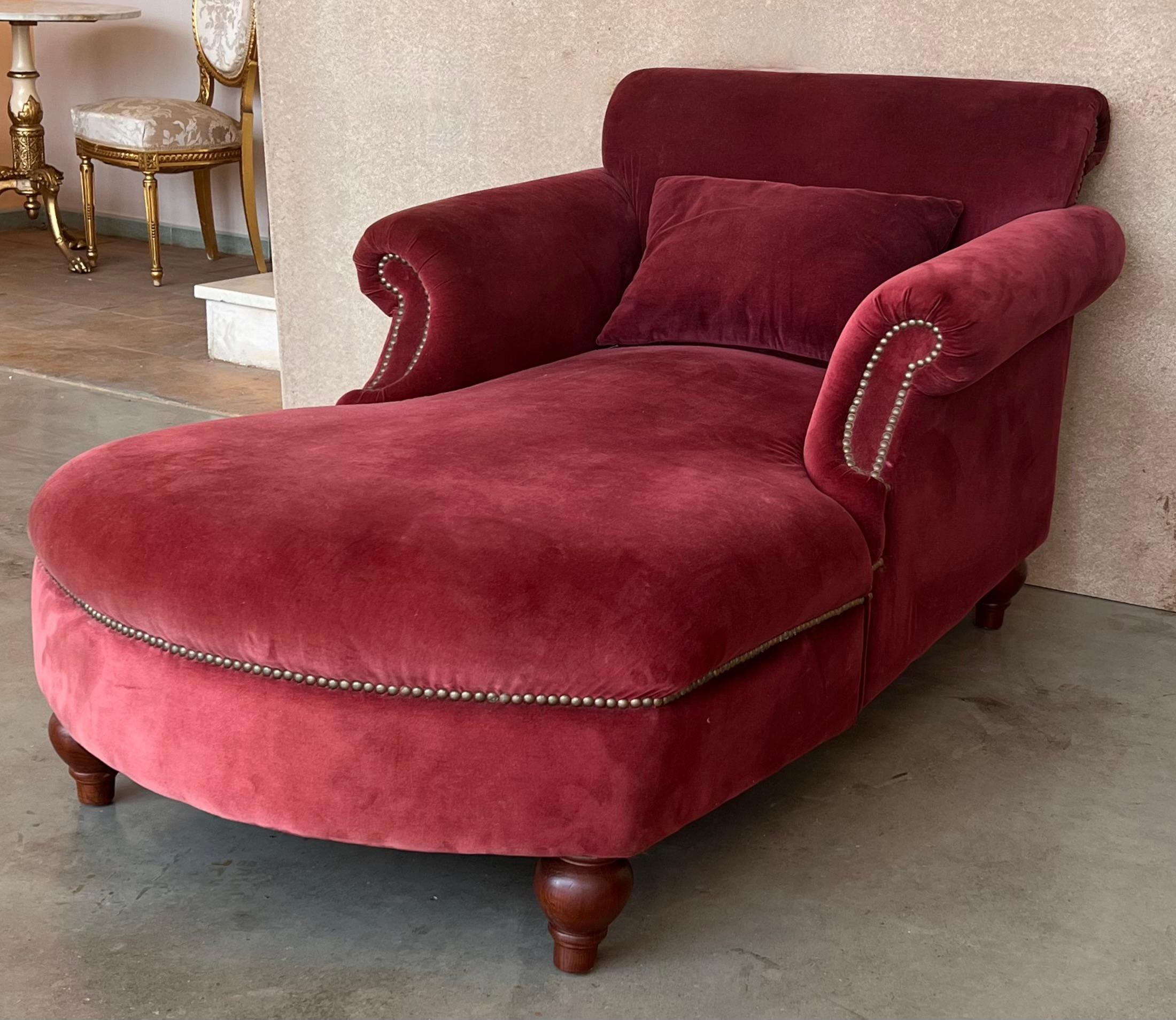 20th Italian Maroon Velvet Chaise Longue with arms For Sale 2