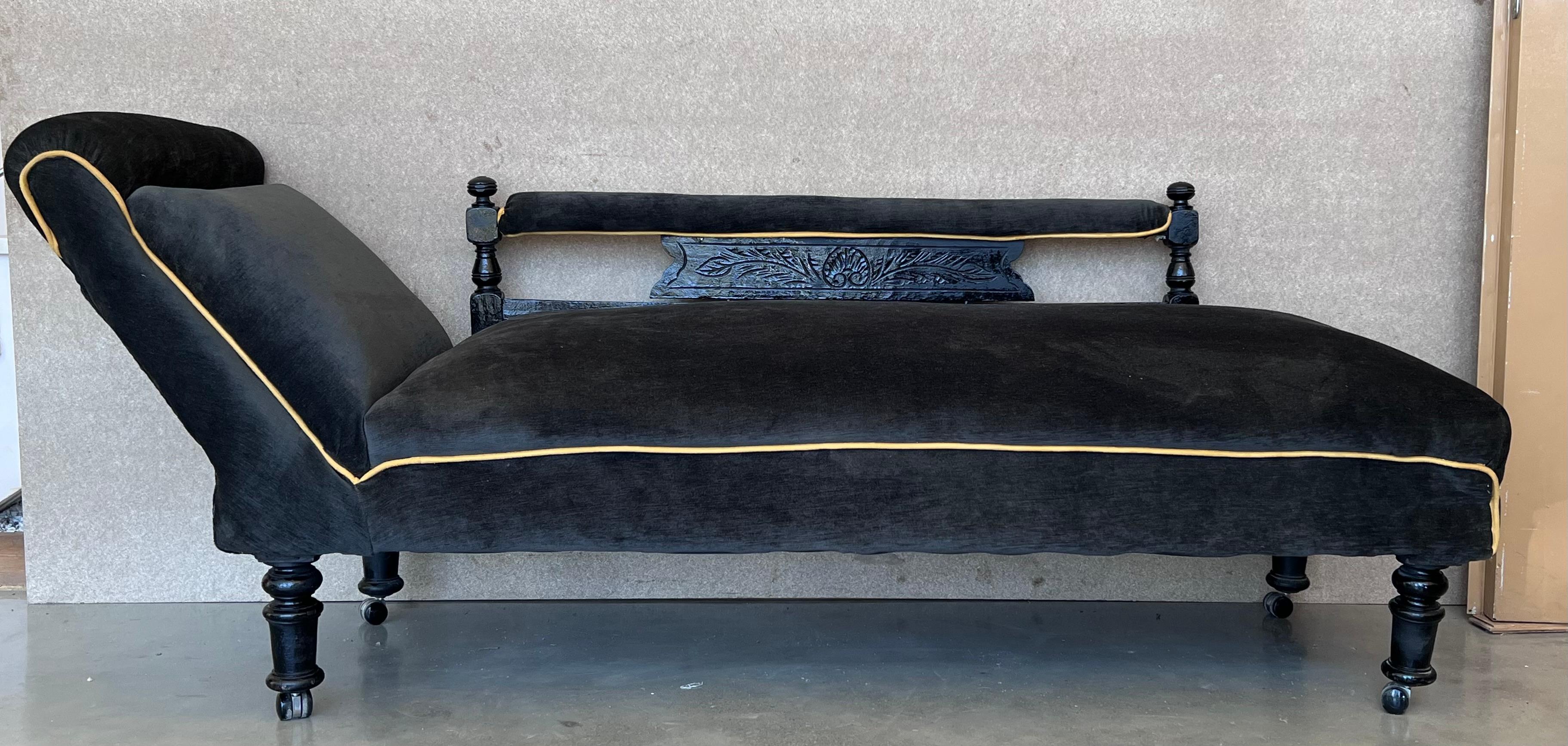 Chaise longue particulière et unique des années 1940 de style Art Déco en précieux velours noir. Les pieds sont en bois massif tourné et laqué noir avec des roues de travail. Vous pouvez ouvrir la chaise pour en faire un lit parfait.
Entièrement