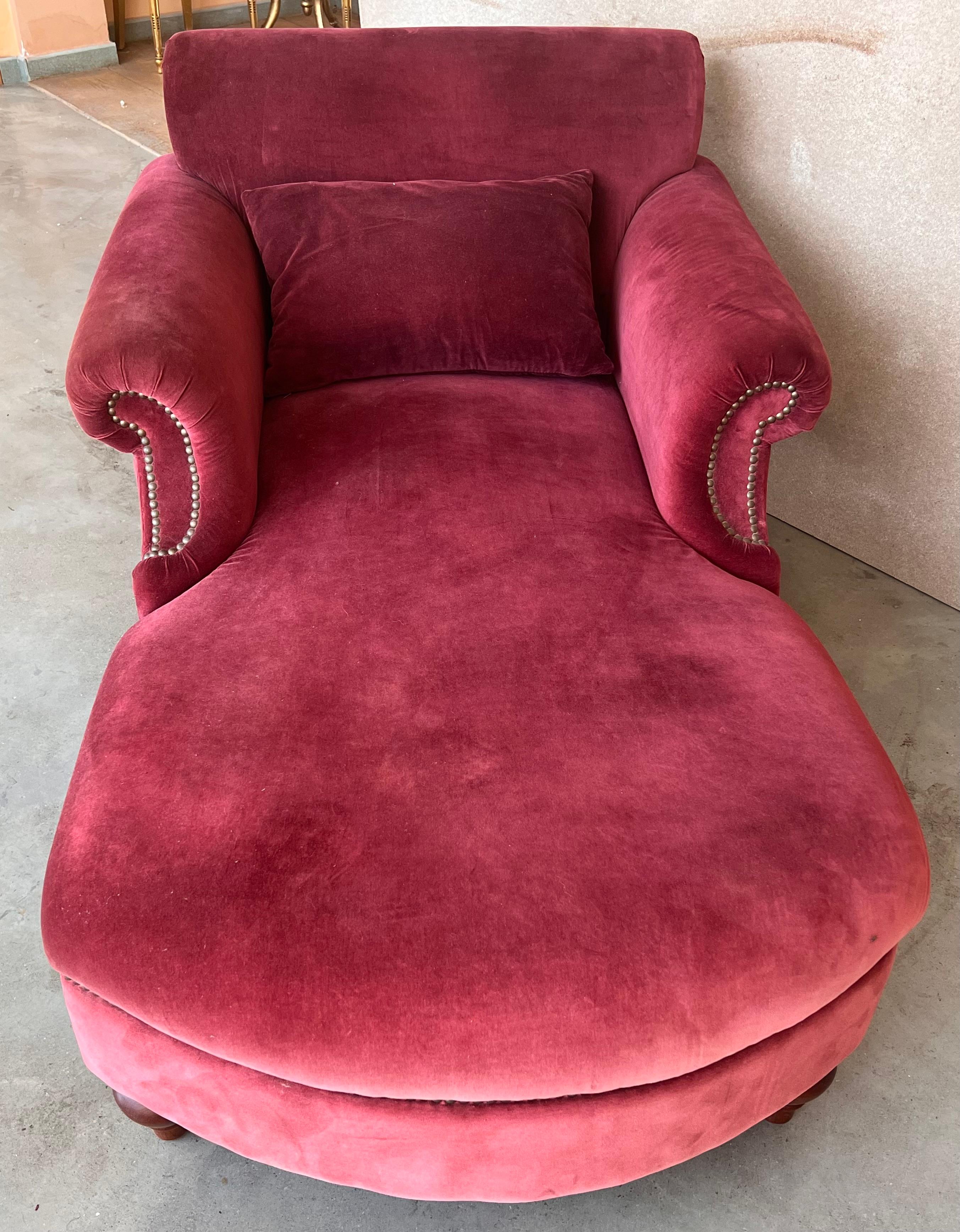 Art Deco 20th Italian Maroon Velvet Chaise Longue with arms For Sale
