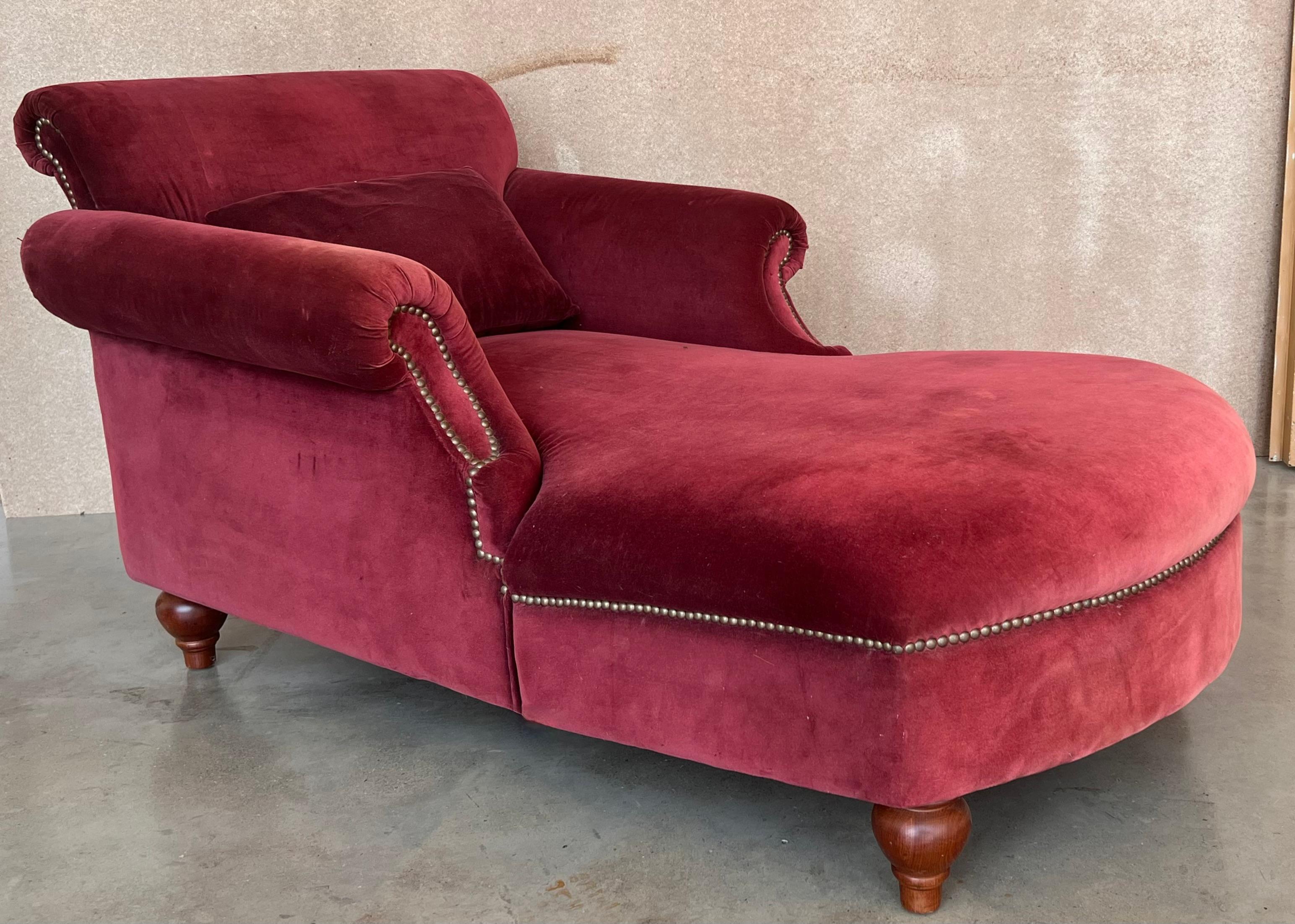 20th Italian Maroon Velvet Chaise Longue with arms In Good Condition For Sale In Miami, FL