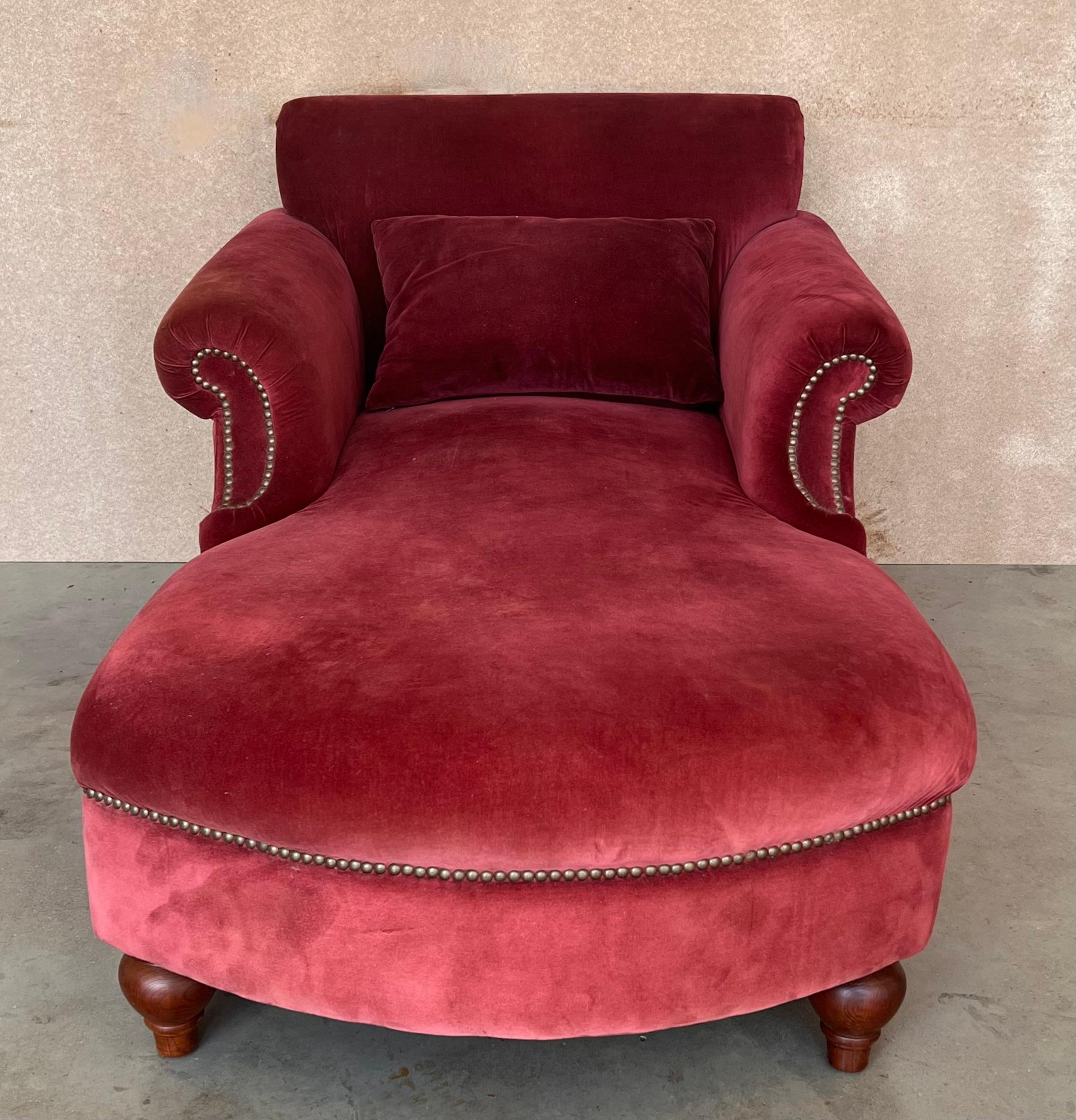 20th Century 20th Italian Maroon Velvet Chaise Longue with arms For Sale