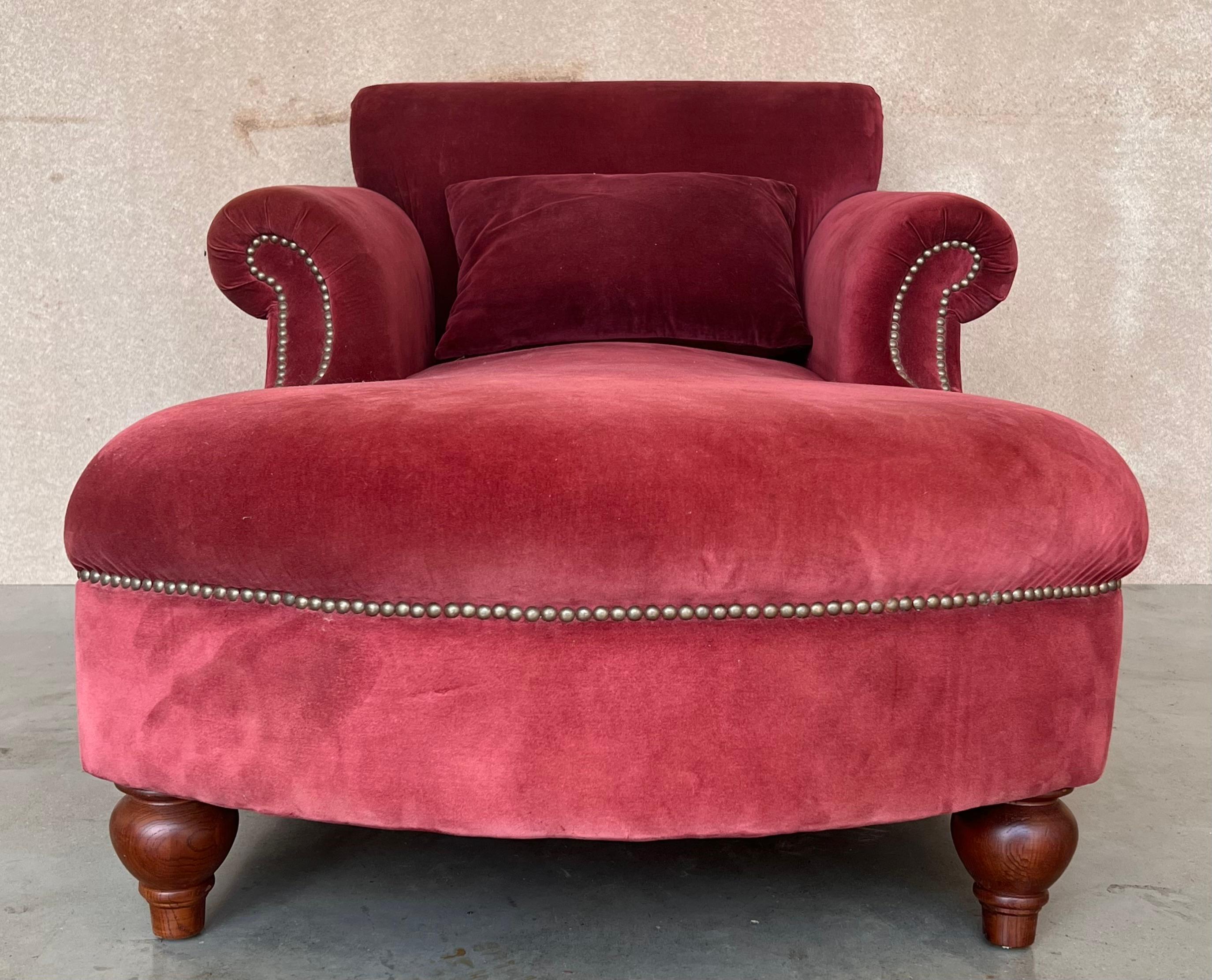 20th Italian Maroon Velvet Chaise Longue with arms For Sale 1