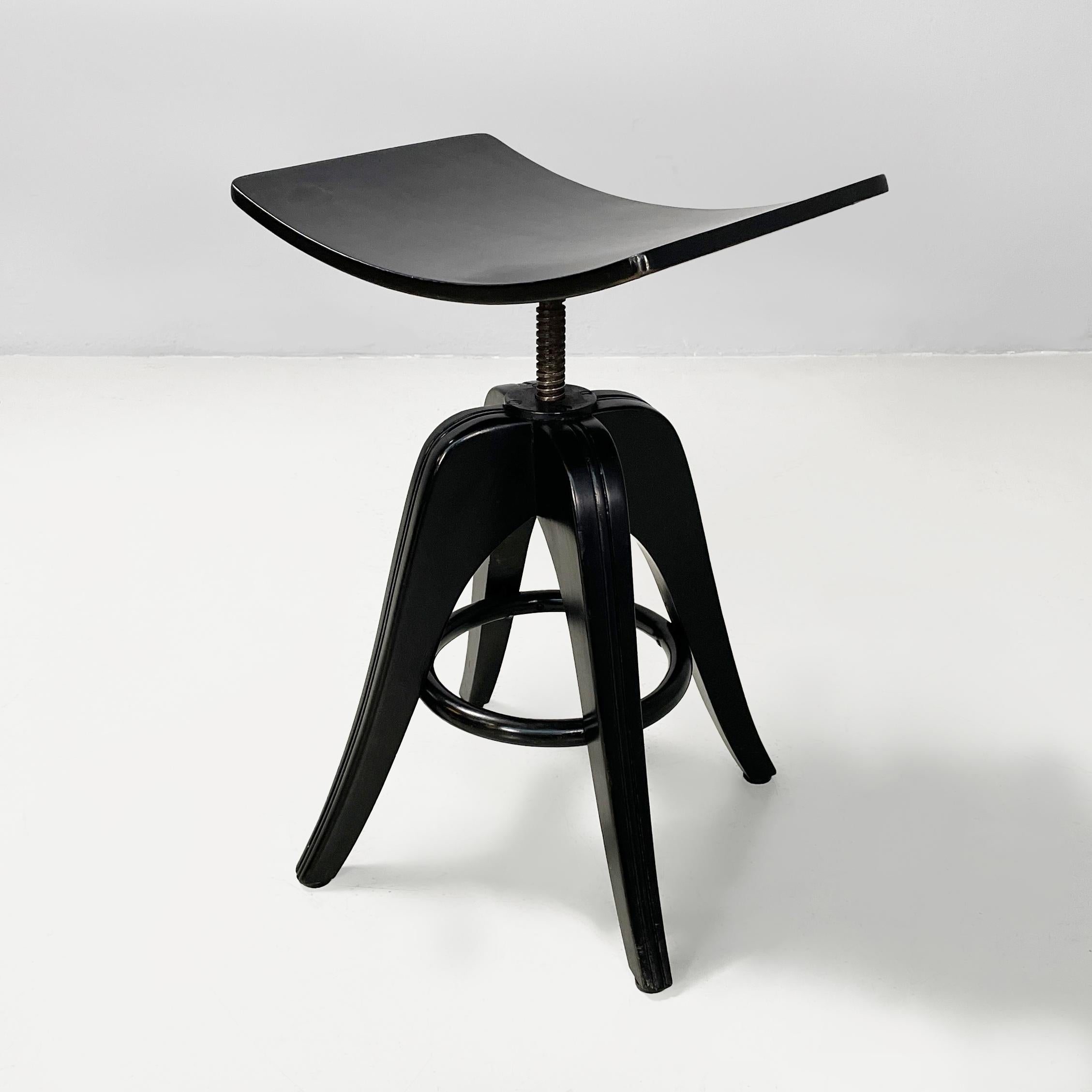 Taburete italiano Art Decó de madera negra, principios del siglo XX
Taburete de mesa de madera pintada de negro. El asiento curvado se puede subir o bajar según se desee. Las patas redondeadas con ranuras decorativas están unidas en el centro por