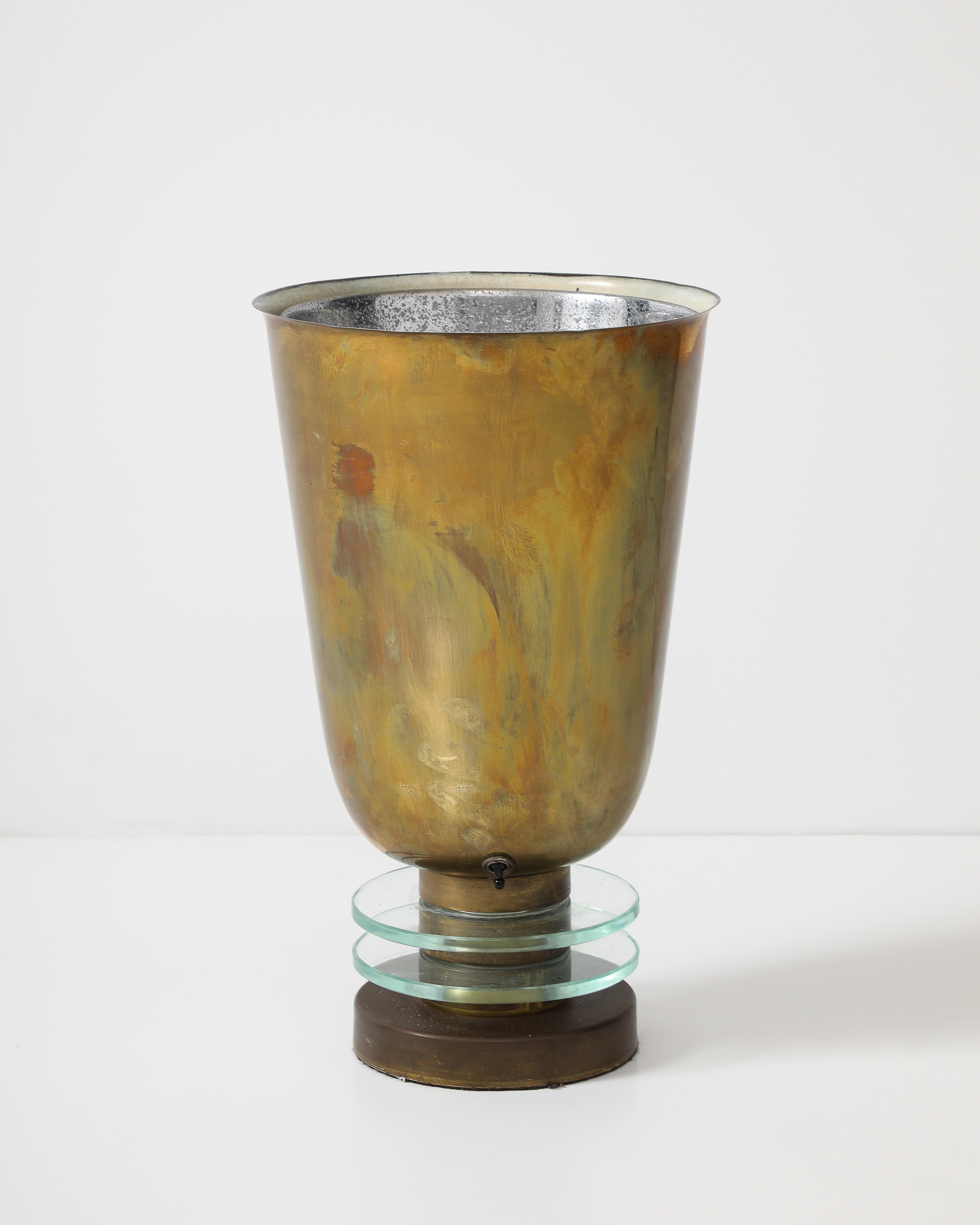 Lámpara de mesa italiana Art Decó; forma de urna de latón con un grueso marco de cristal sobre la base circular.  Con interruptor original.  Recién recableado para el mercado estadounidense. 
Emite una hermosa luz cálida. 
Norte de Italia, hacia