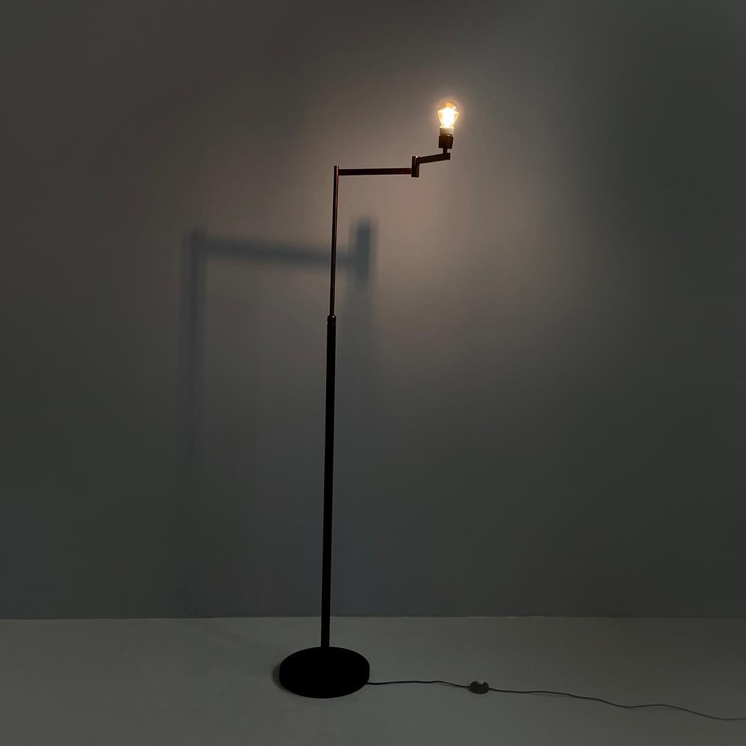 Lampada da terra in ottone Art Deco italiano con braccio regolabile e base in marmo scuro 1940s
Lampada da terra con base rotonda. La struttura è realizzata in ottone, ha un braccio regolabile e pieghevole con un punto luce all'estremità, che poggia