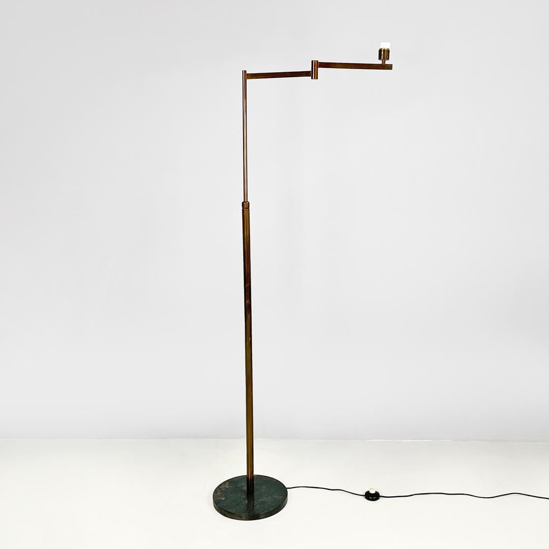 Art Déco Lampada da terra in ottone Art Deco italiano con braccio regolabile e base in marmo scuro 1940s in vendita