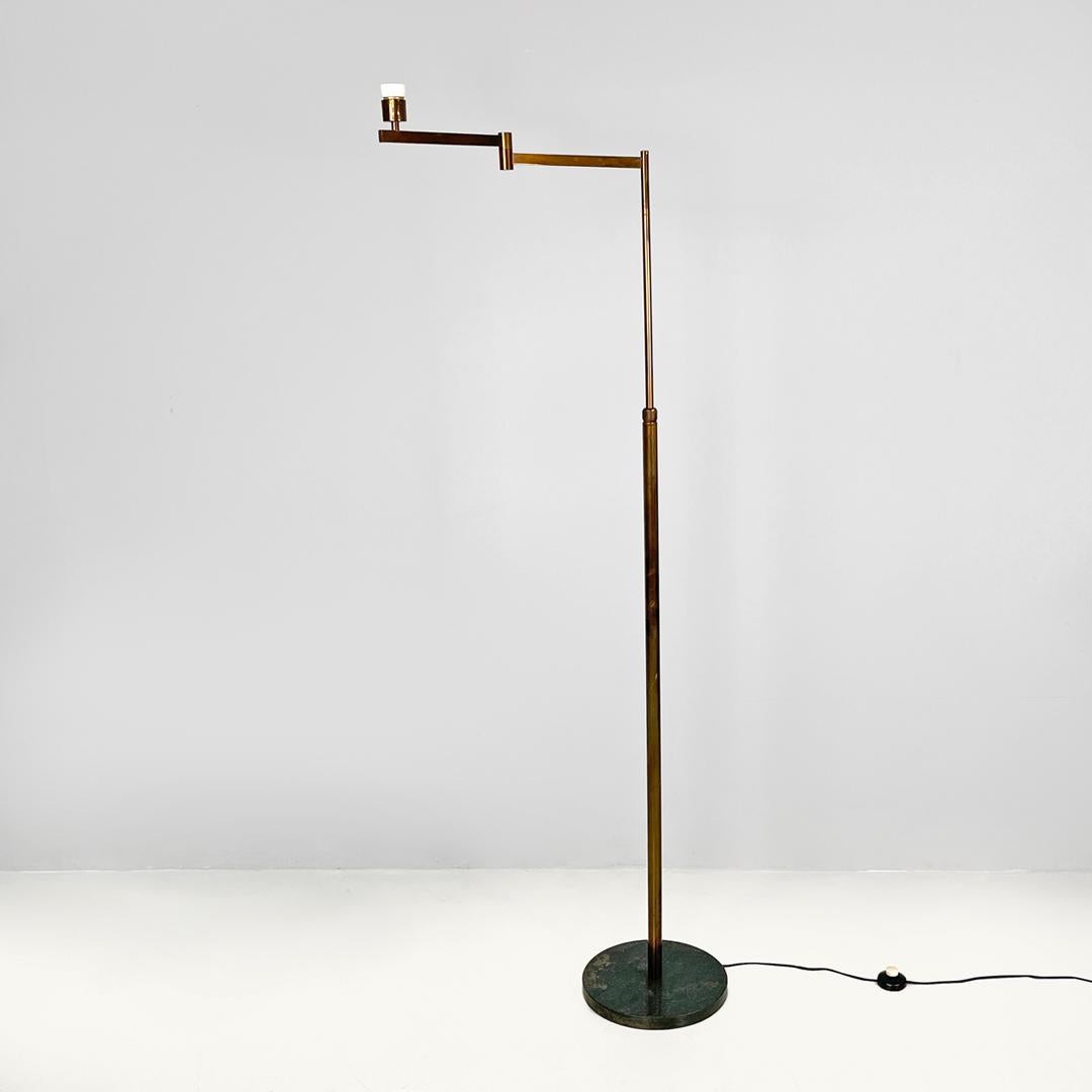 Italiano Lampada da terra in ottone Art Deco italiano con braccio regolabile e base in marmo scuro 1940s in vendita