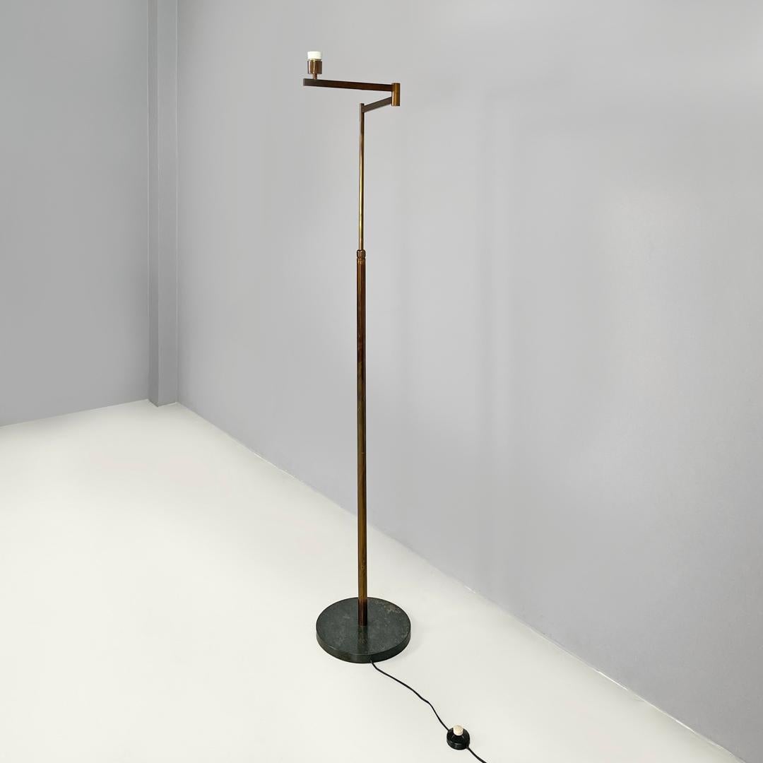 Lampada da terra in ottone Art Deco italiano con braccio regolabile e base in marmo scuro 1940s In condizioni buone in vendita a MIlano, IT