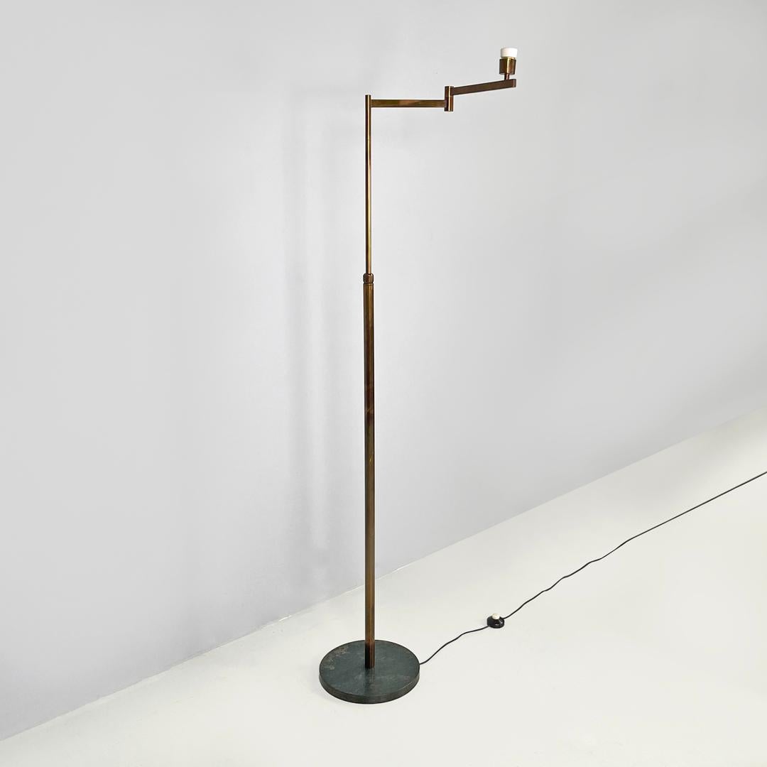 Metà XX secolo Lampada da terra in ottone Art Deco italiano con braccio regolabile e base in marmo scuro 1940s in vendita