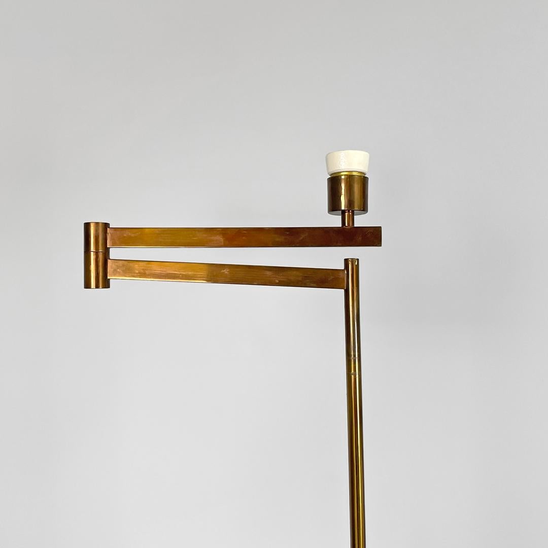 Ottone Lampada da terra in ottone Art Deco italiano con braccio regolabile e base in marmo scuro 1940s in vendita