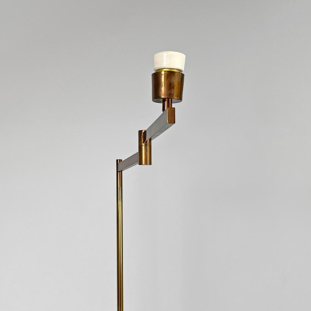 Lampada da terra in ottone Art Deco italiano con braccio regolabile e base in marmo scuro 1940s in vendita 1